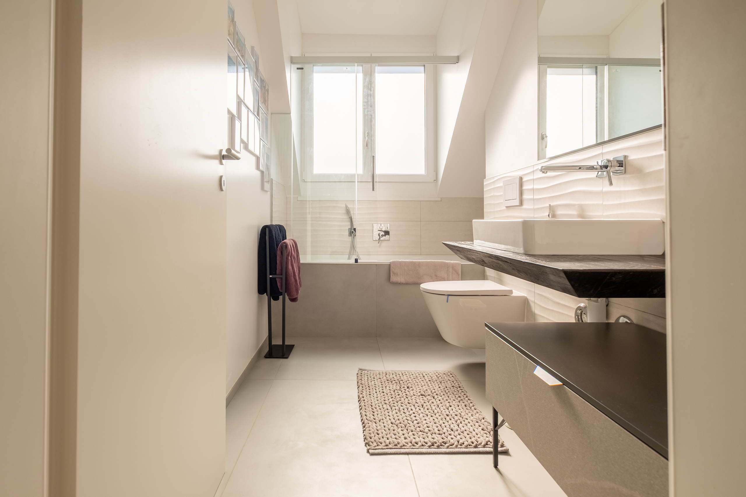 Modernes Badezimmer mit Dachfenster