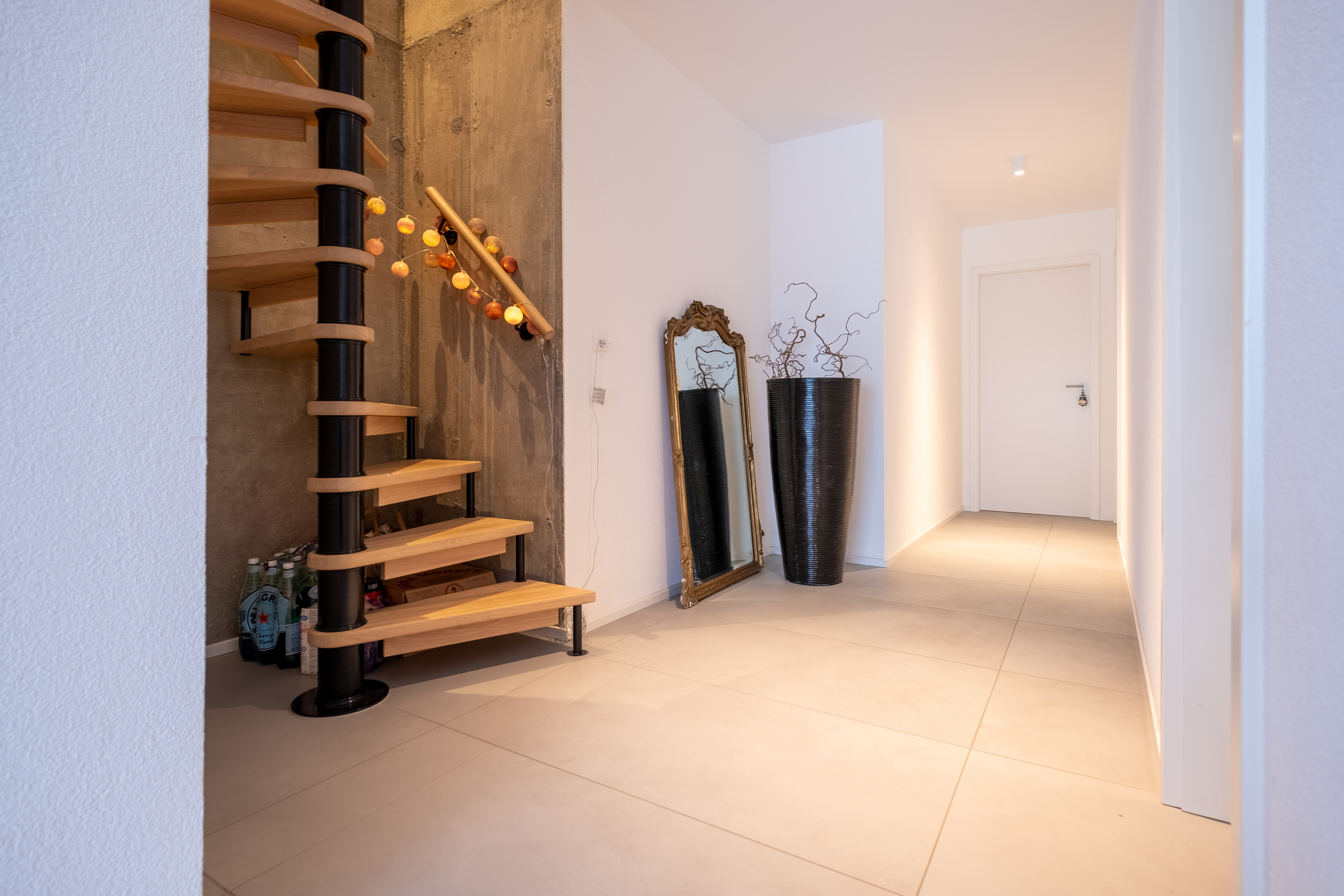 Moderner Eingangsbereich mit Spindeltreppe
