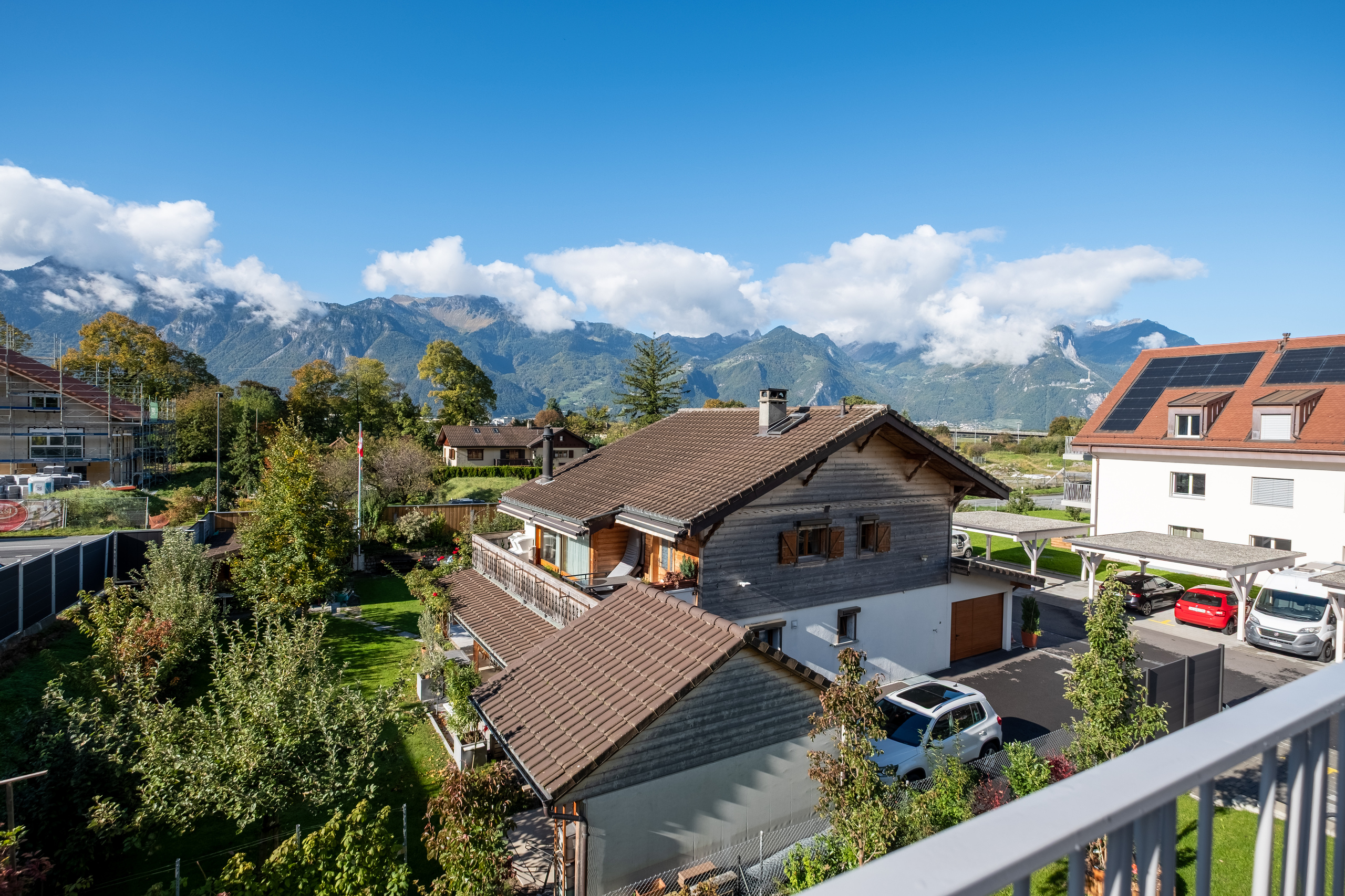 Bergblick über ein Wohnviertel