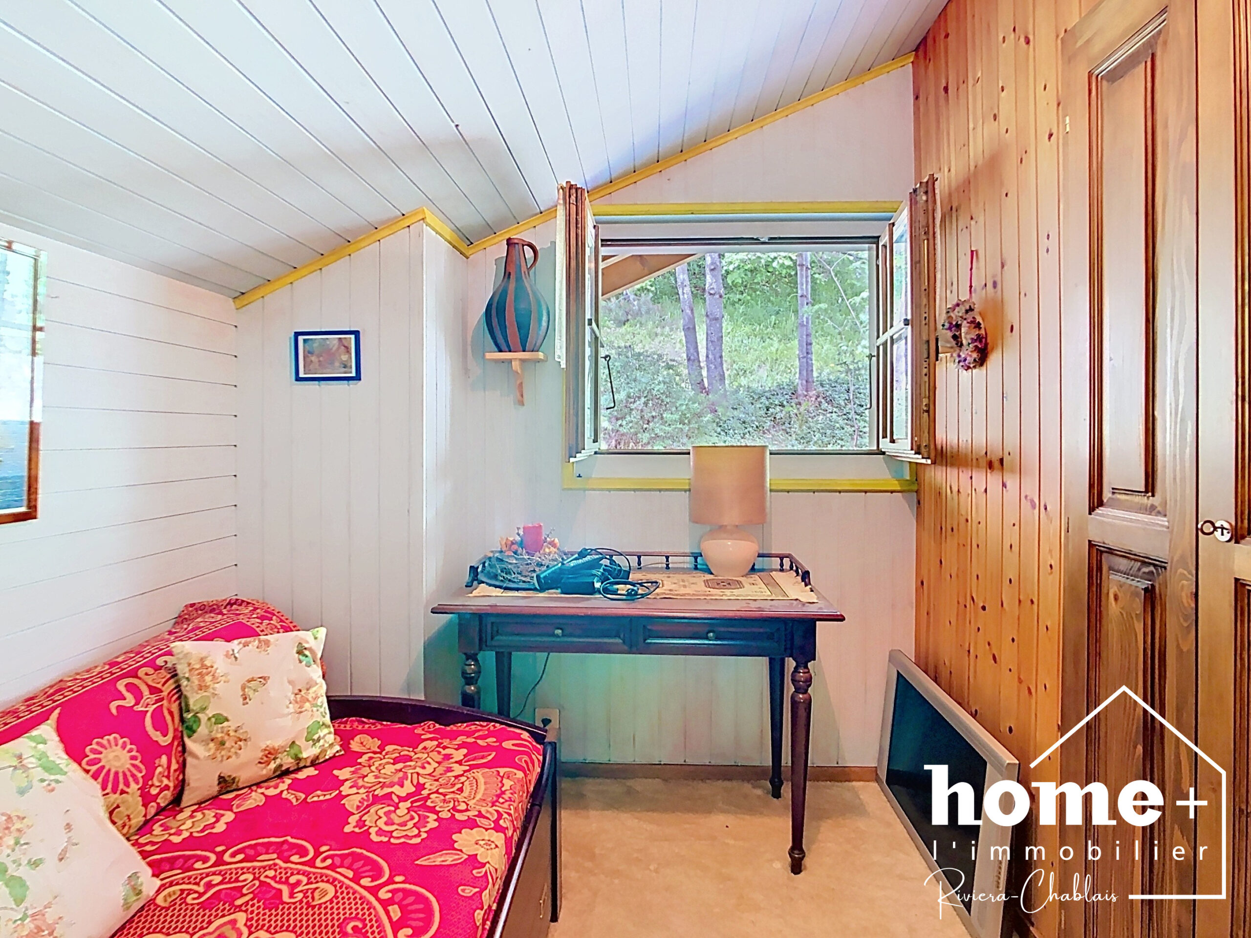 Gemütliches kleines Schlafzimmer mit Fensterblick