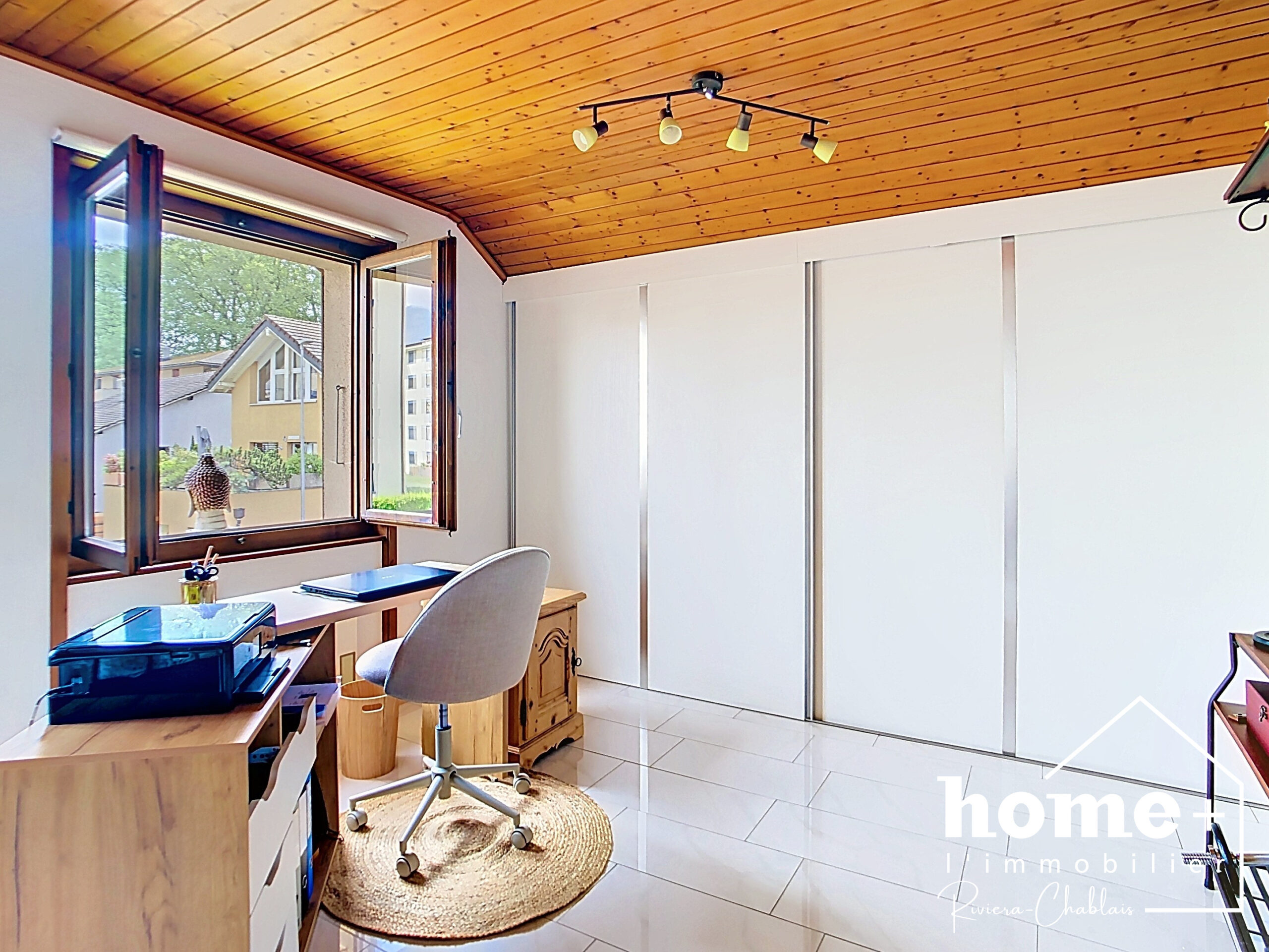 Heller Arbeitsraum mit Holzdecke und Dachfenster