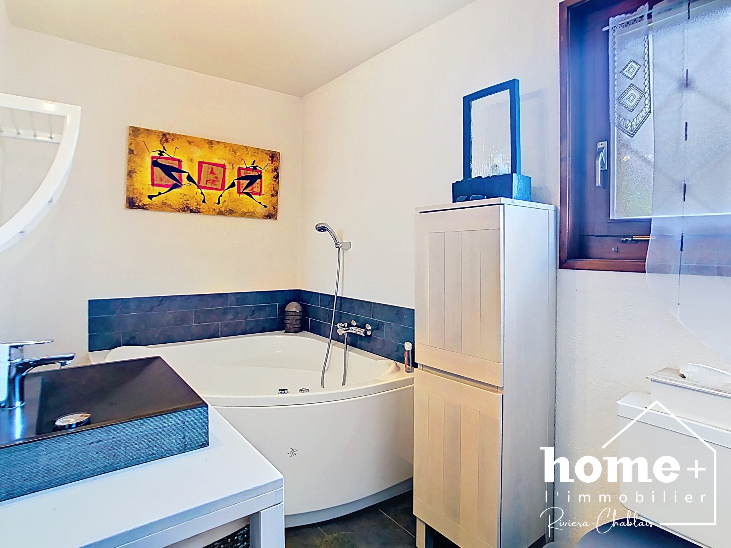 Badezimmer mit Badewanne und Fenster