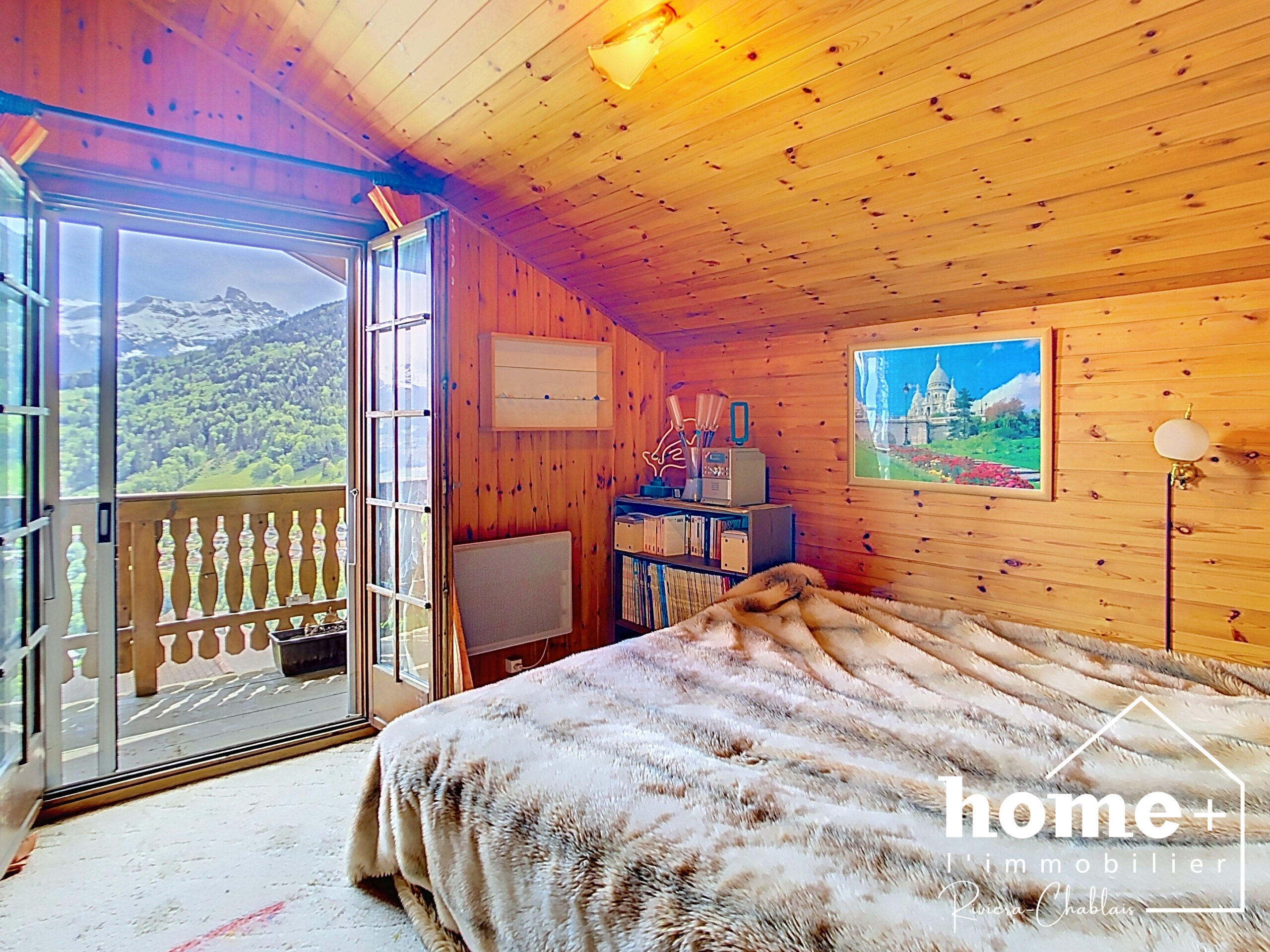Gemütliches Holzschlafzimmer mit Bergblick