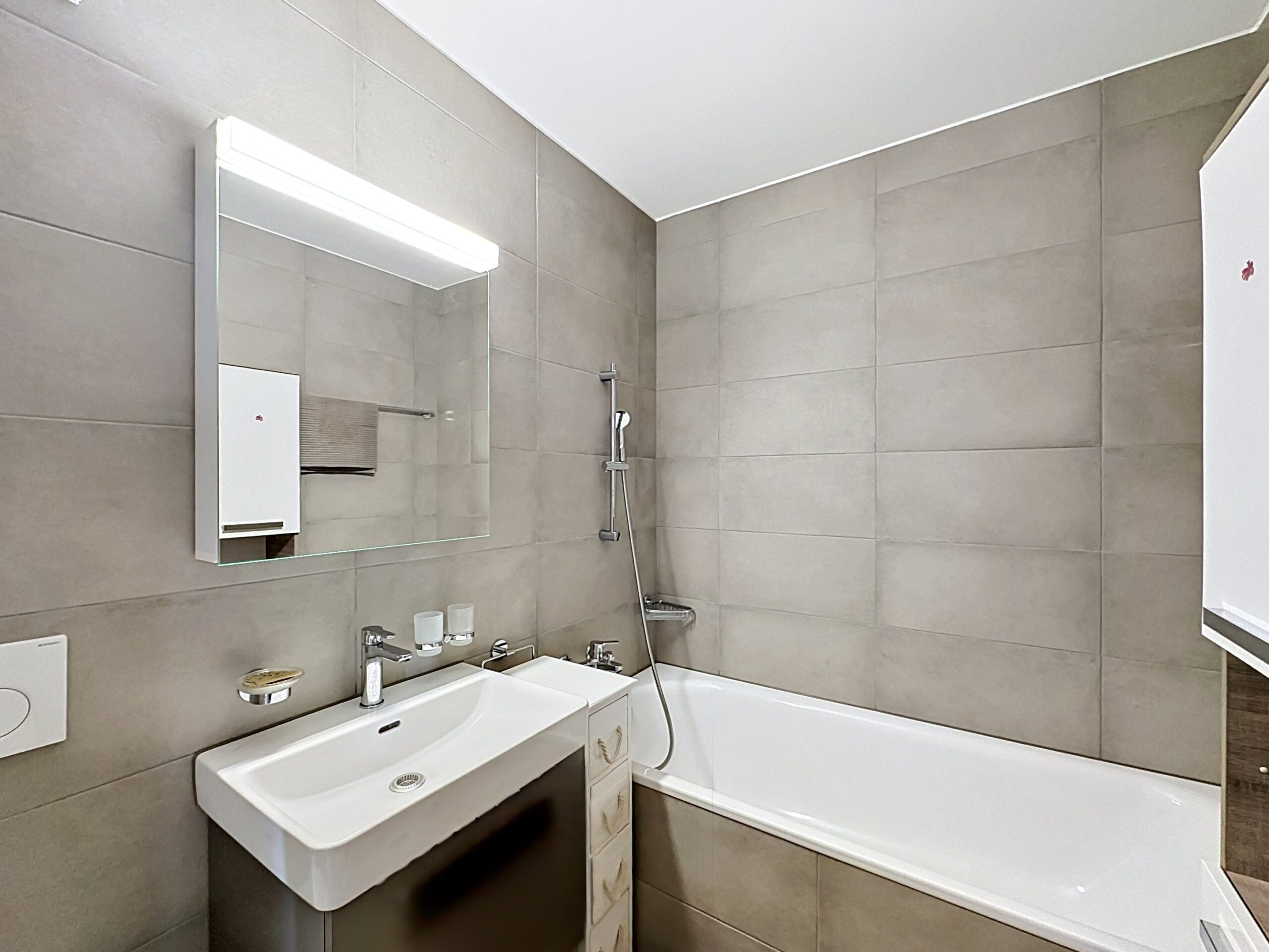 Modernes Badezimmer mit Badewanne und Waschtisch