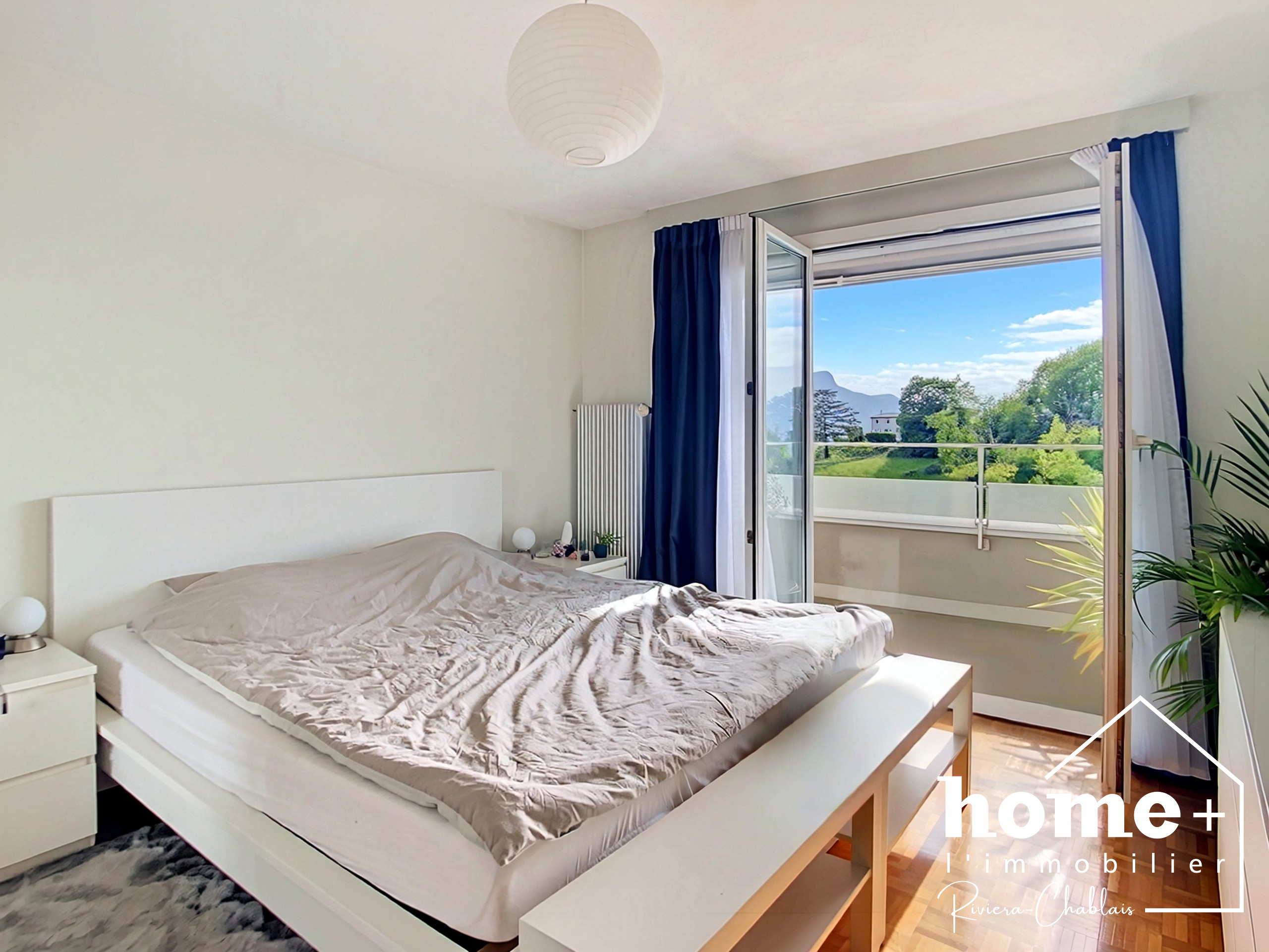 Helles Schlafzimmer mit Balkonblick