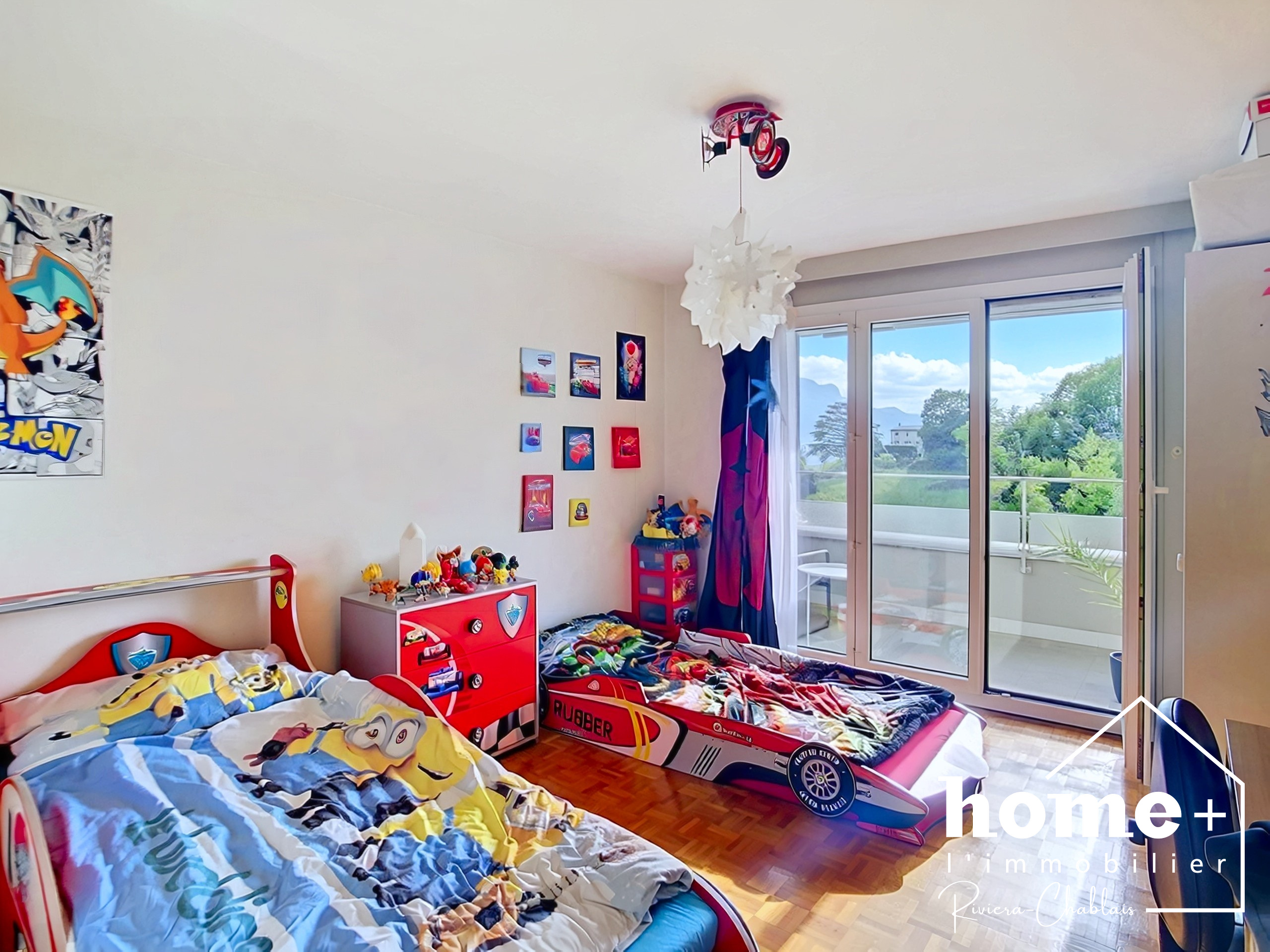 Kinderzimmer mit Balkon und viel Tageslicht
