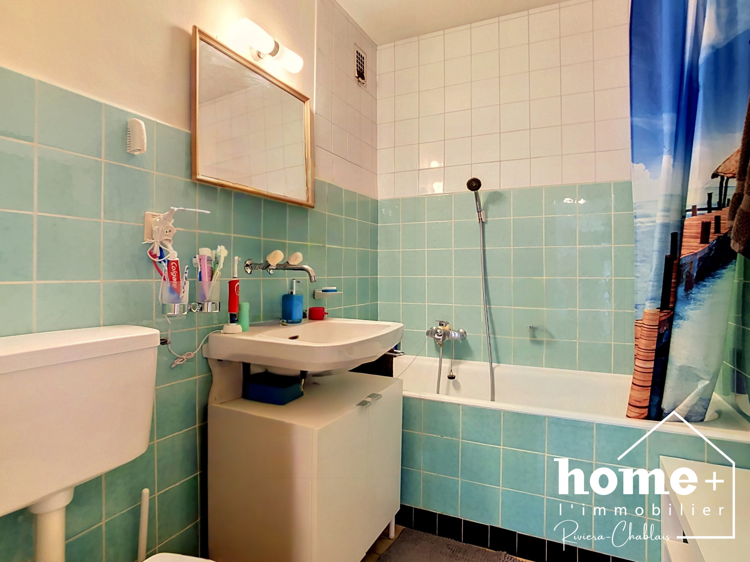 Kleines Badezimmer mit Badewanne und Waschbecken