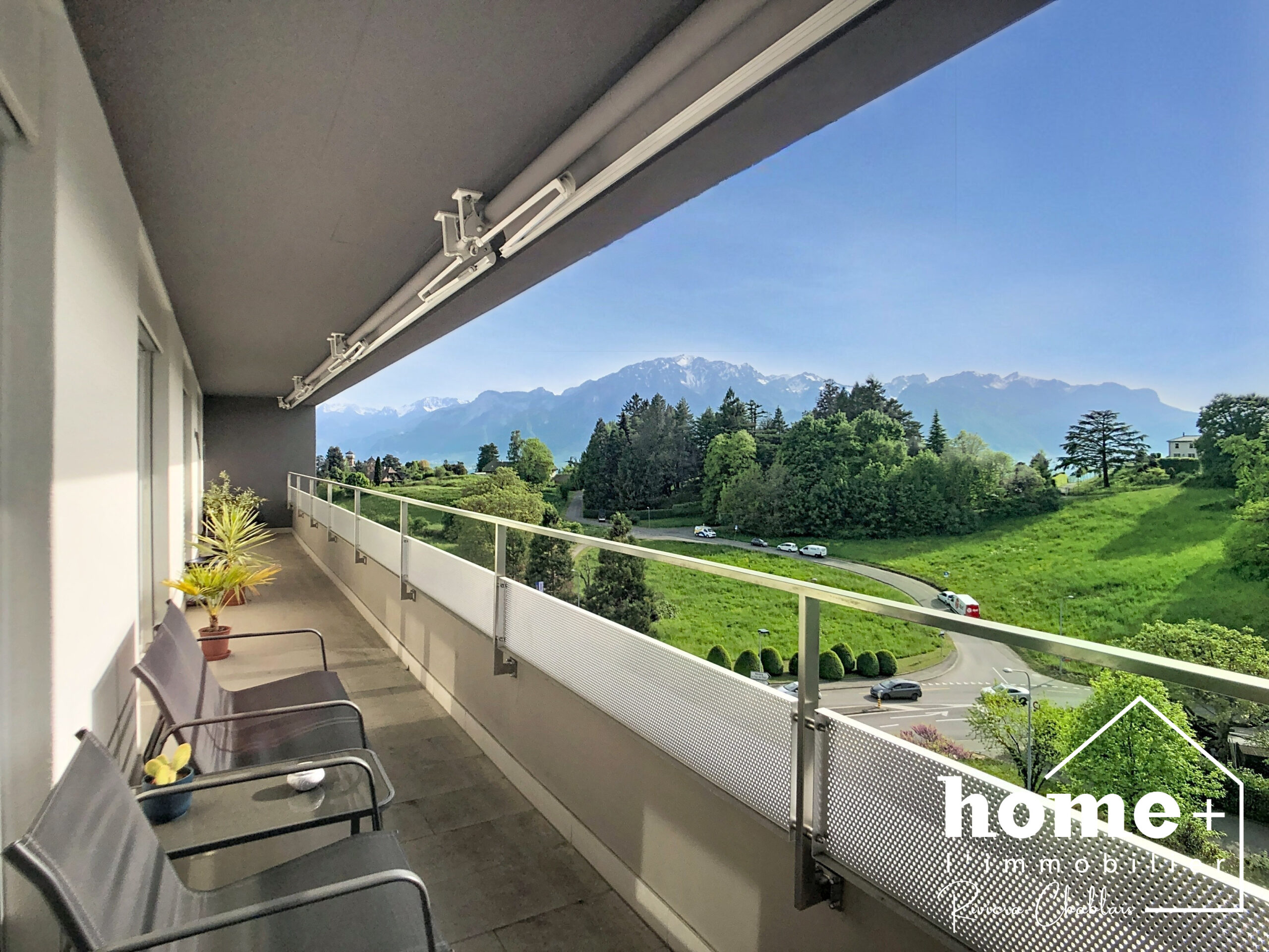 Balkon mit Bergpanorama
