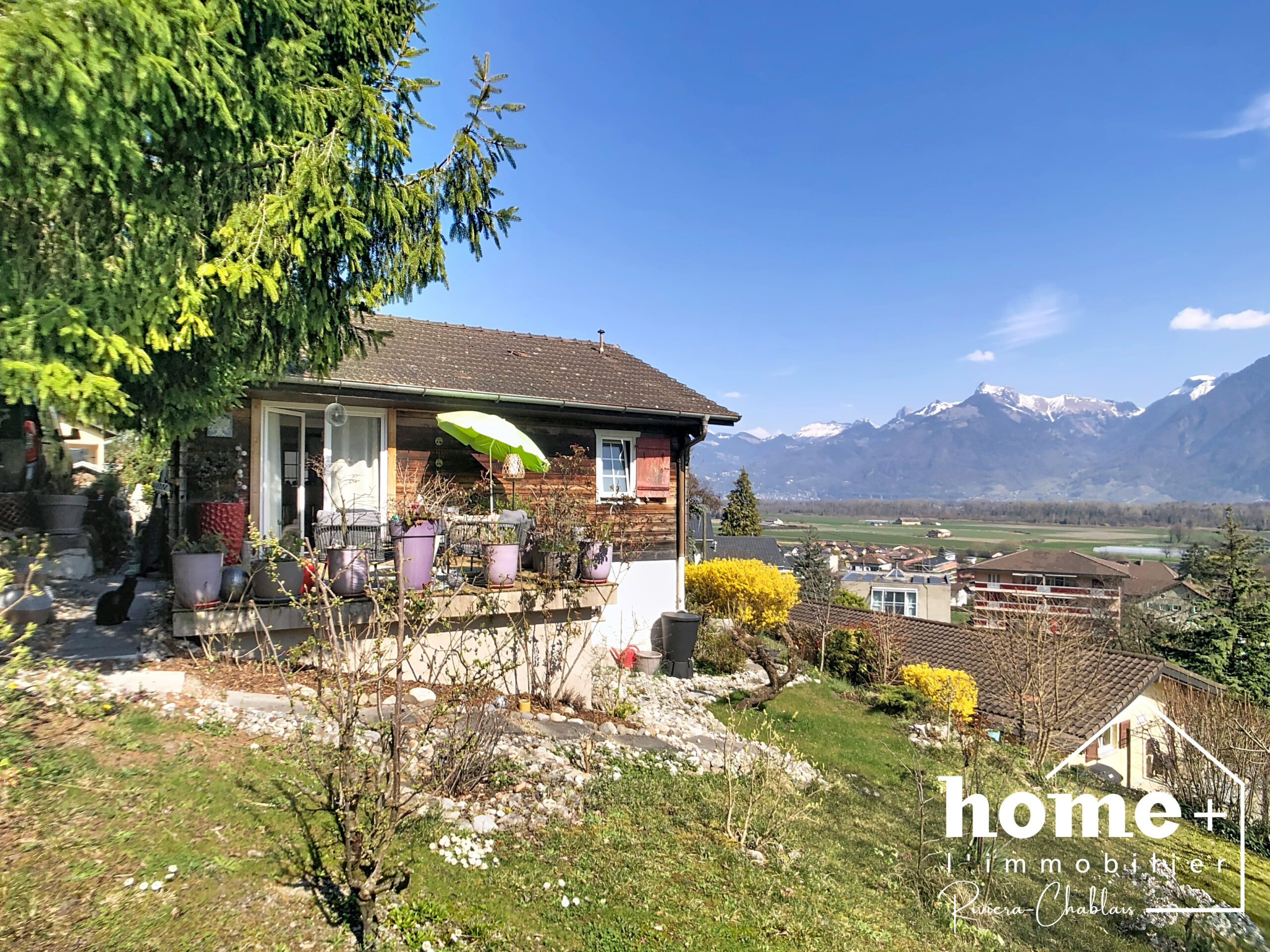 Außenansicht eines Hauses mit Bergpanorama