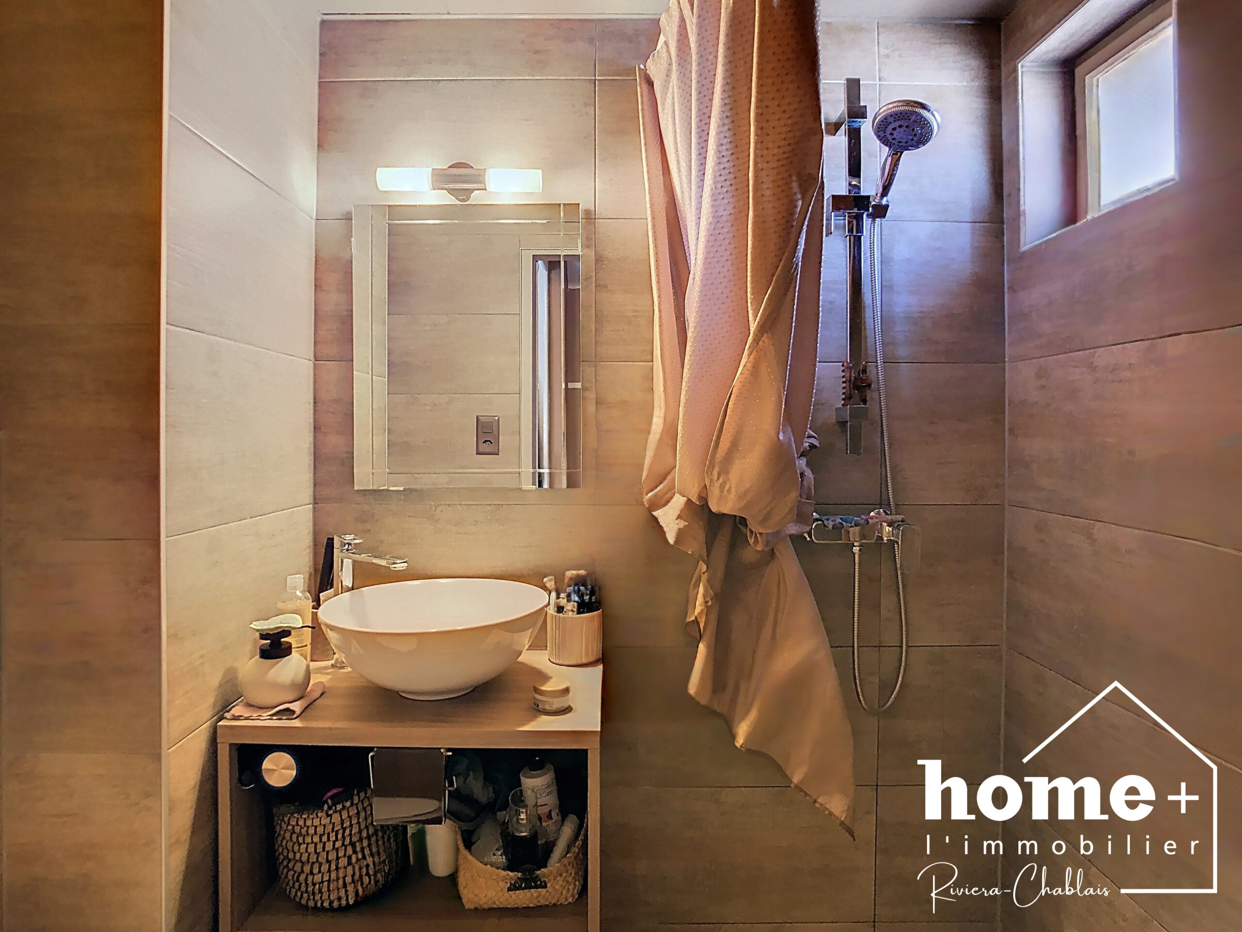 Modernes Badezimmer mit begehbarer Dusche und Waschtisch