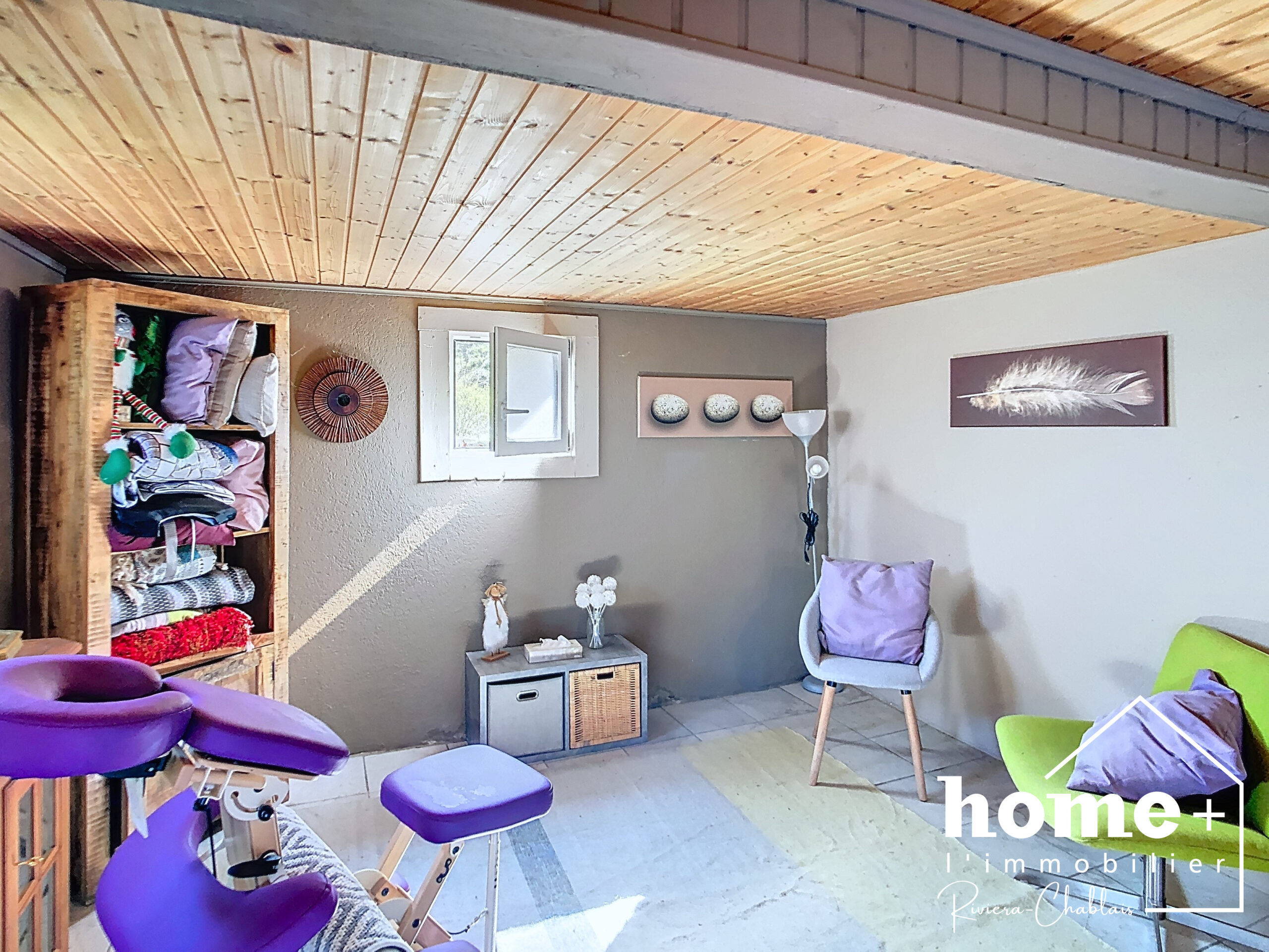 Hobby- oder Wellnessraum mit Holzbalkendecke