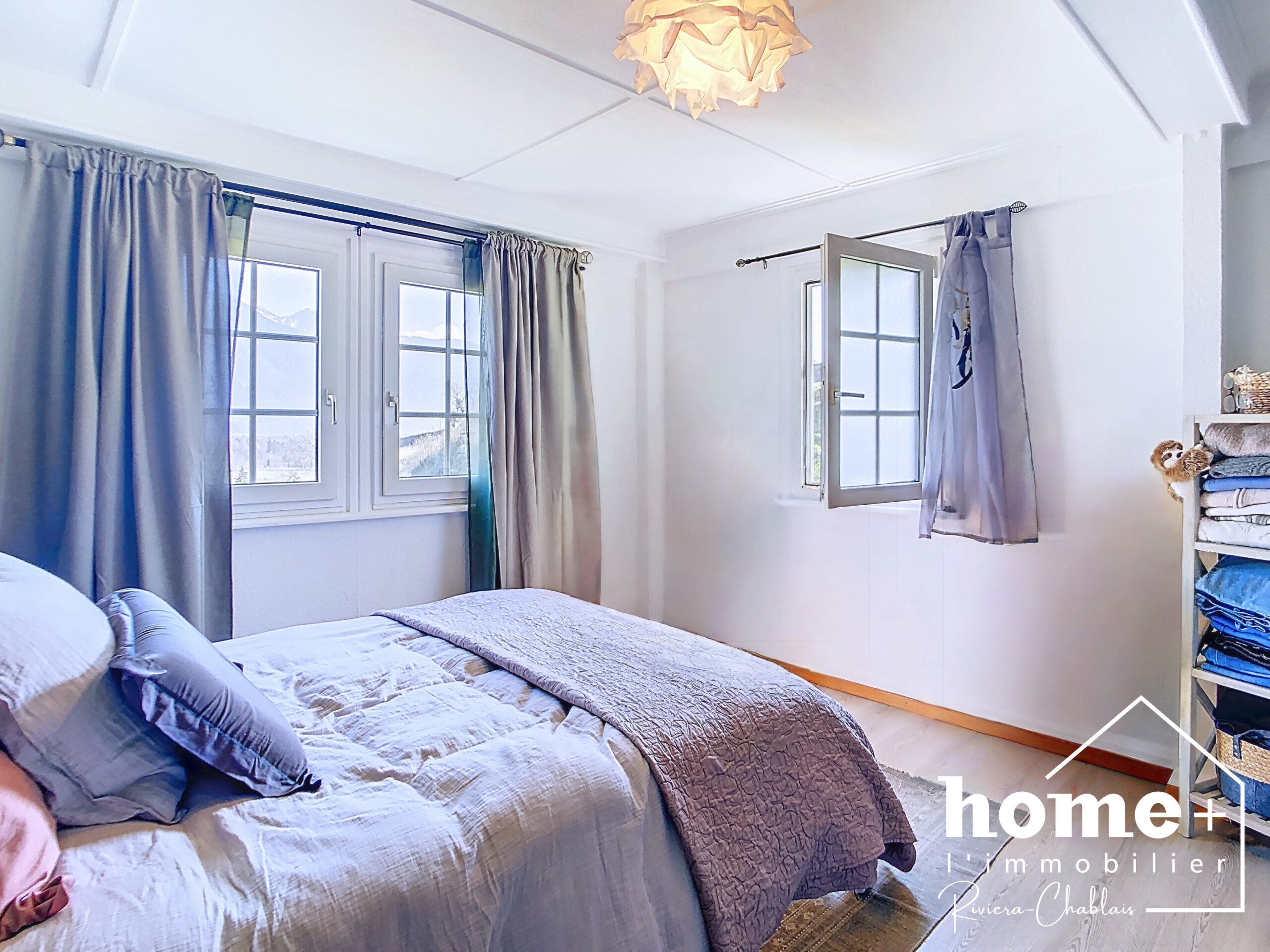 Helles Schlafzimmer mit Blick ins Freie