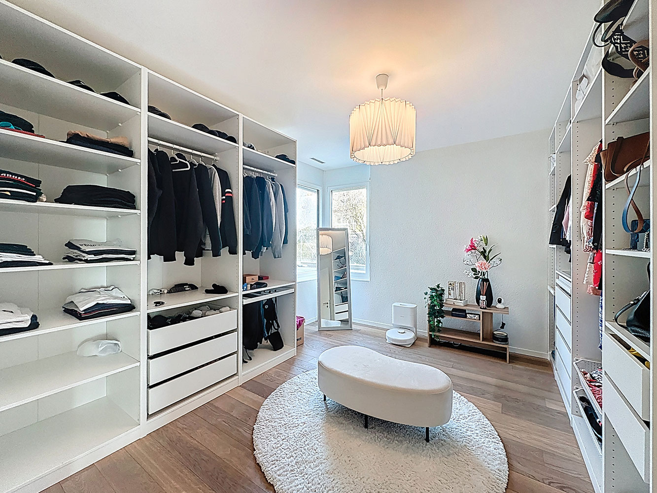 Begehbarer Kleiderschrank mit Sitzbank