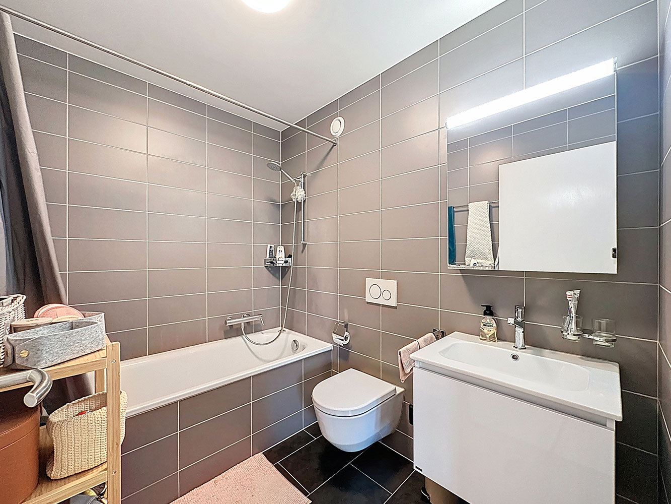 Modernes Badezimmer mit Badewanne und Wand-WC