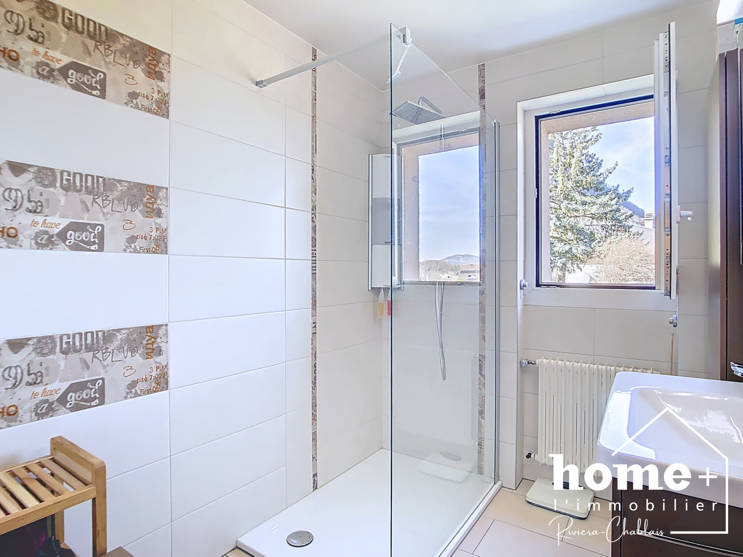 Modernes Badezimmer mit Walk-in-Dusche