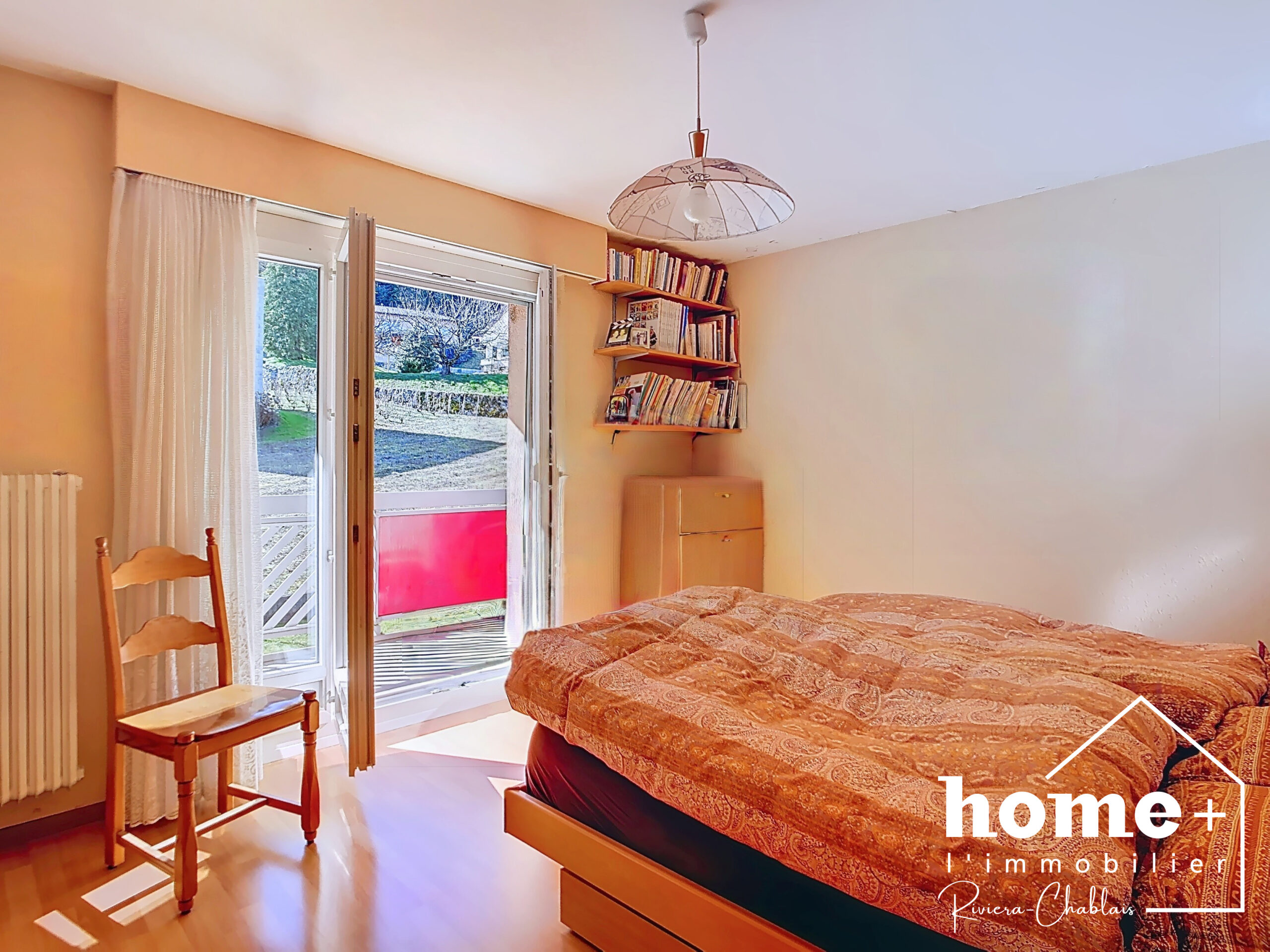 Helles Schlafzimmer mit Balkonzugang