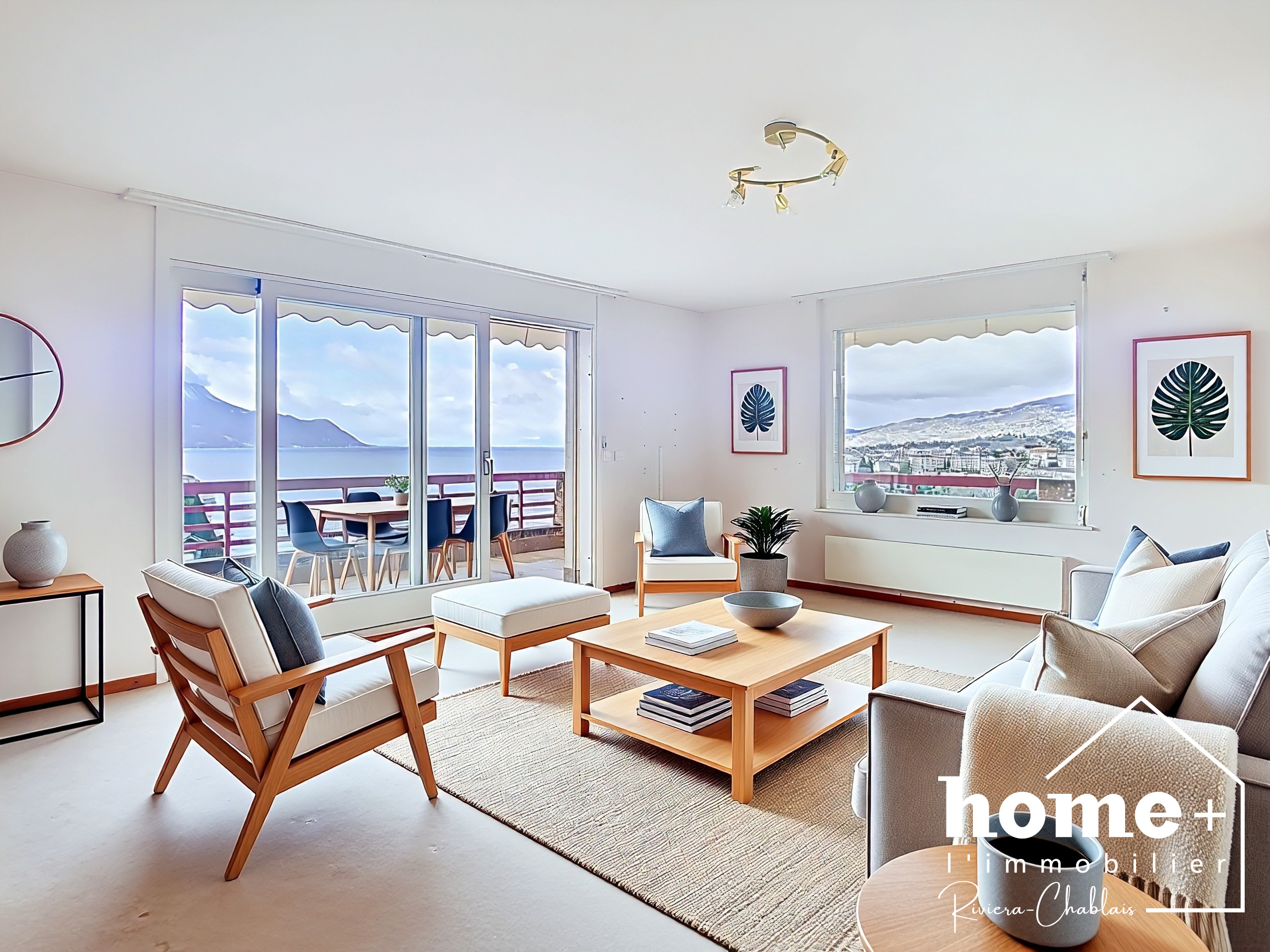 Helles Wohnzimmer mit Seeblick und Balkon