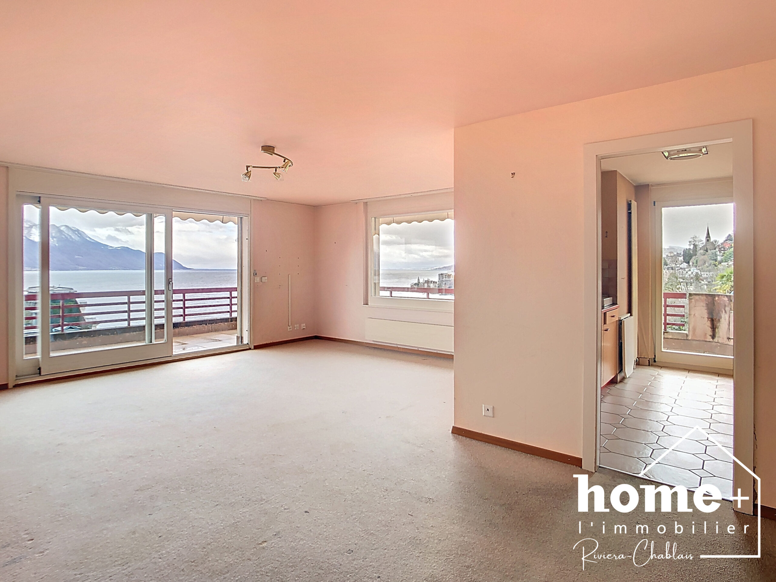Leeres Wohnzimmer mit Seeblick und Balkon