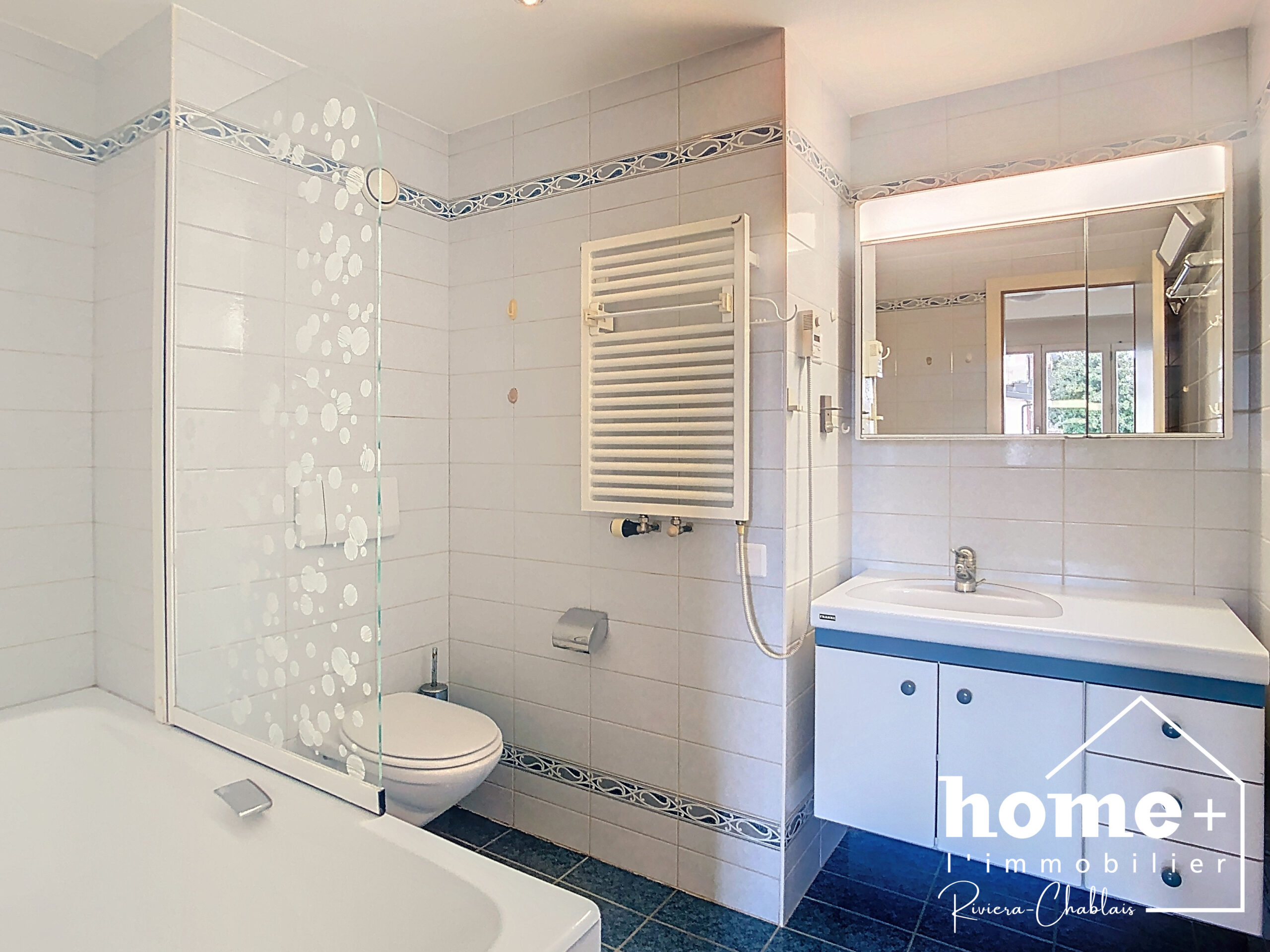 Modernes Badezimmer mit Badewanne und WC