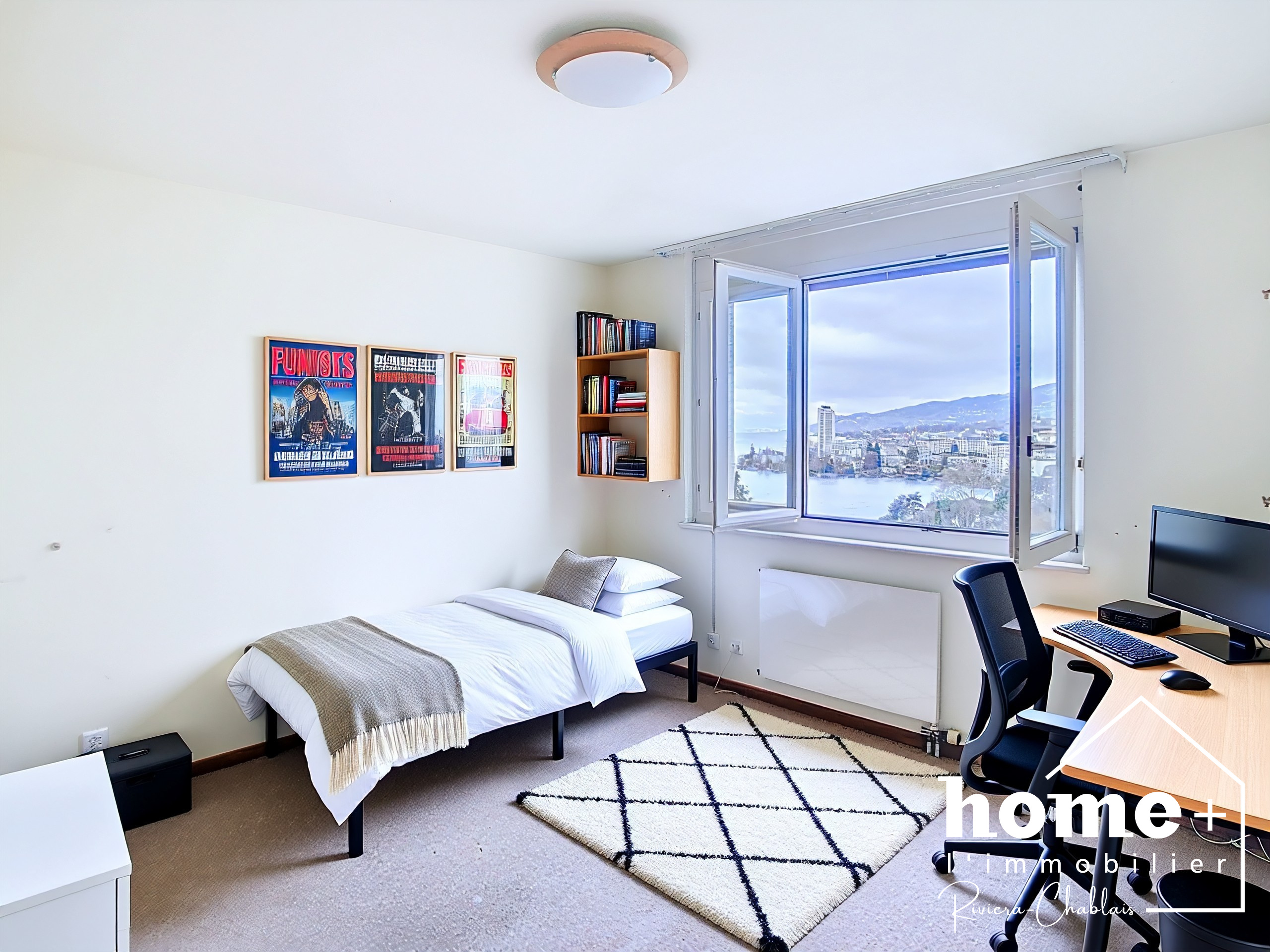 Helles Schlafzimmer mit Ausblick und Arbeitsbereich