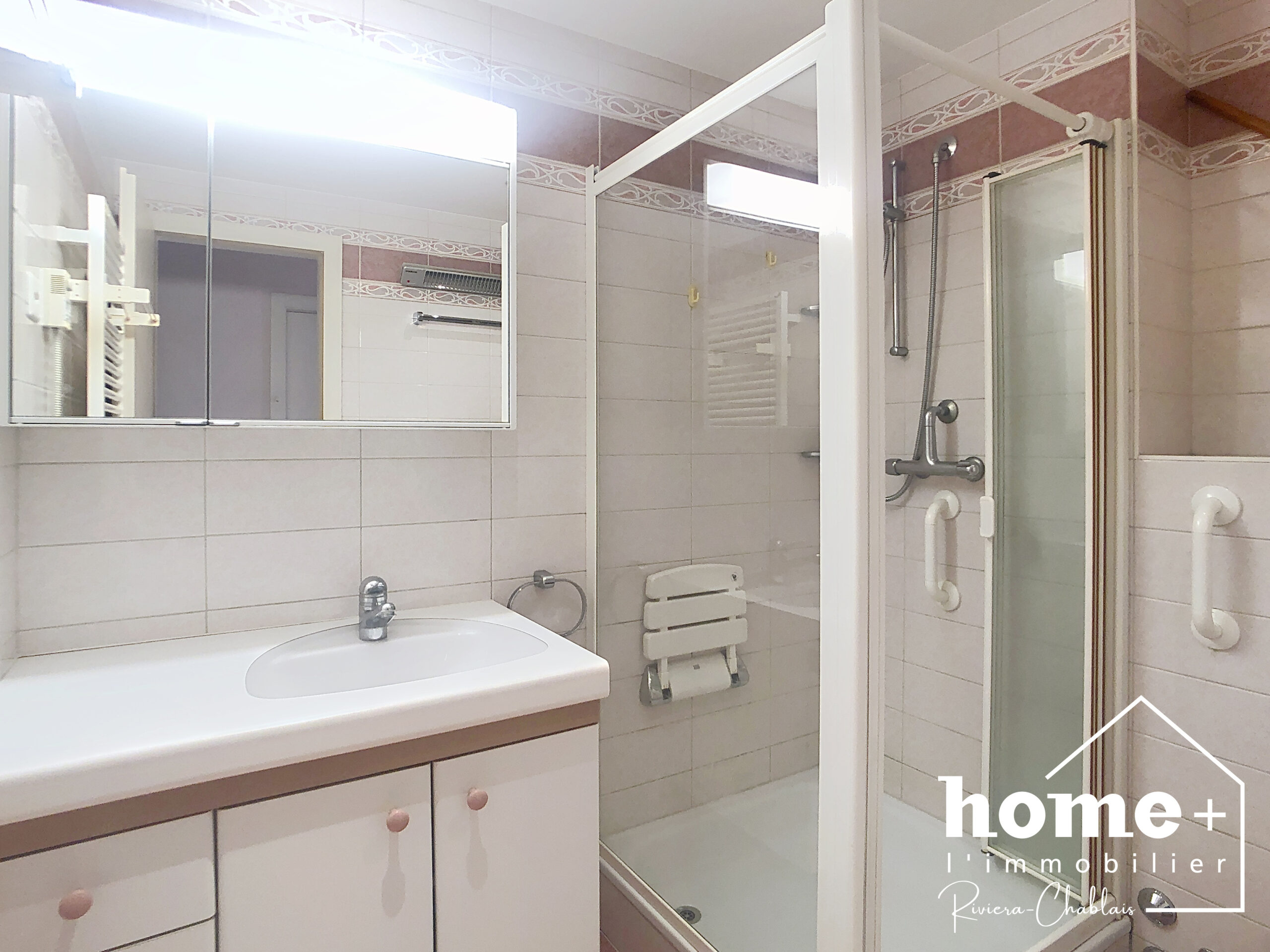 Modernes Badezimmer mit Dusche und Waschtisch