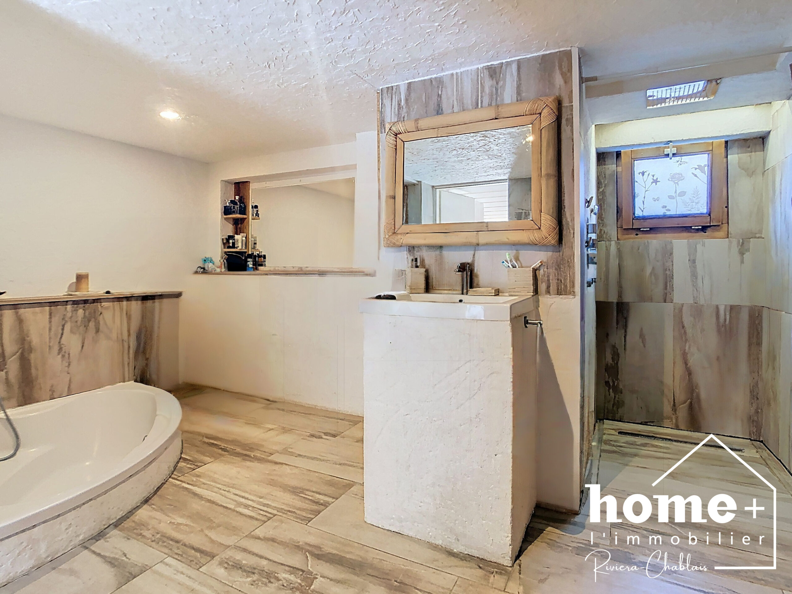 Modernes Badezimmer mit Badewanne und Walk-in-Dusche