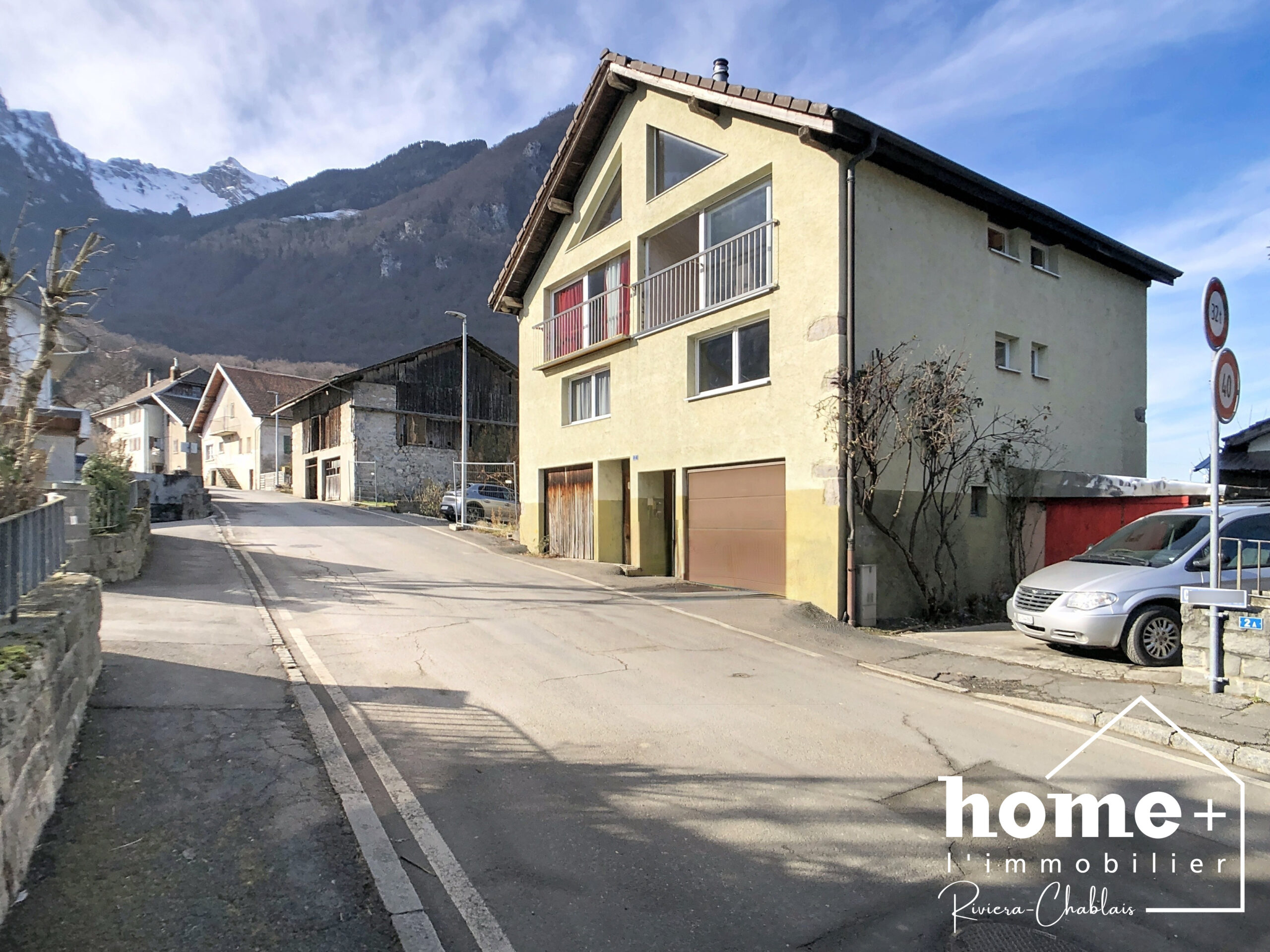 Bergstraße mit Wohnhaus