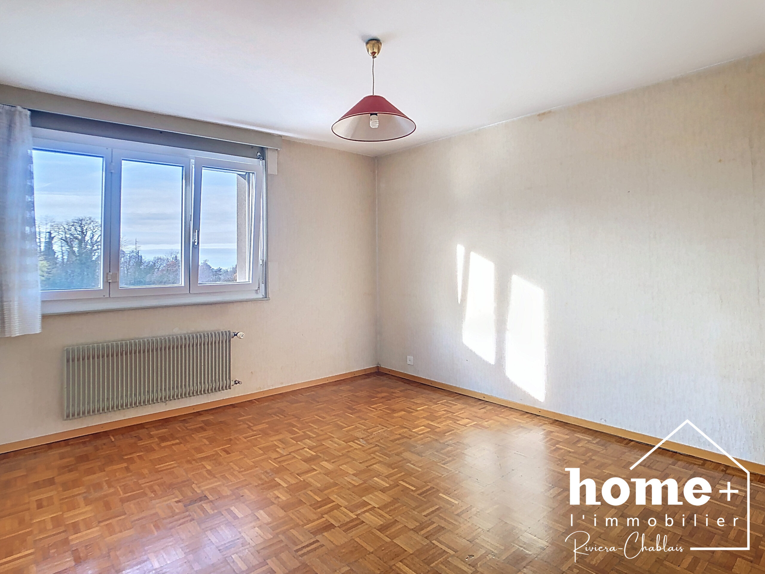 Leeres Zimmer mit Parkett und Fenster
