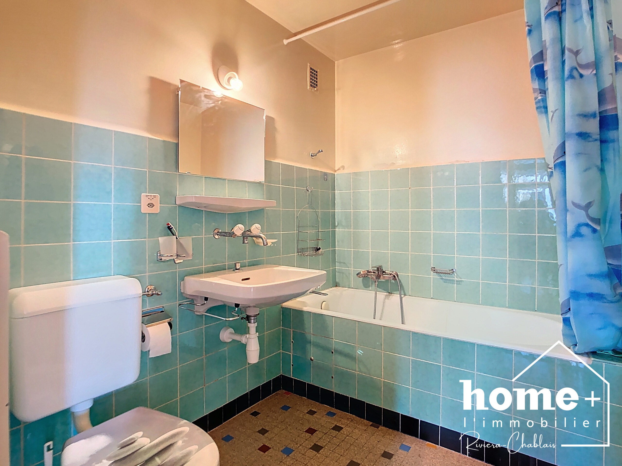 Badezimmer mit türkisfarbenen Fliesen