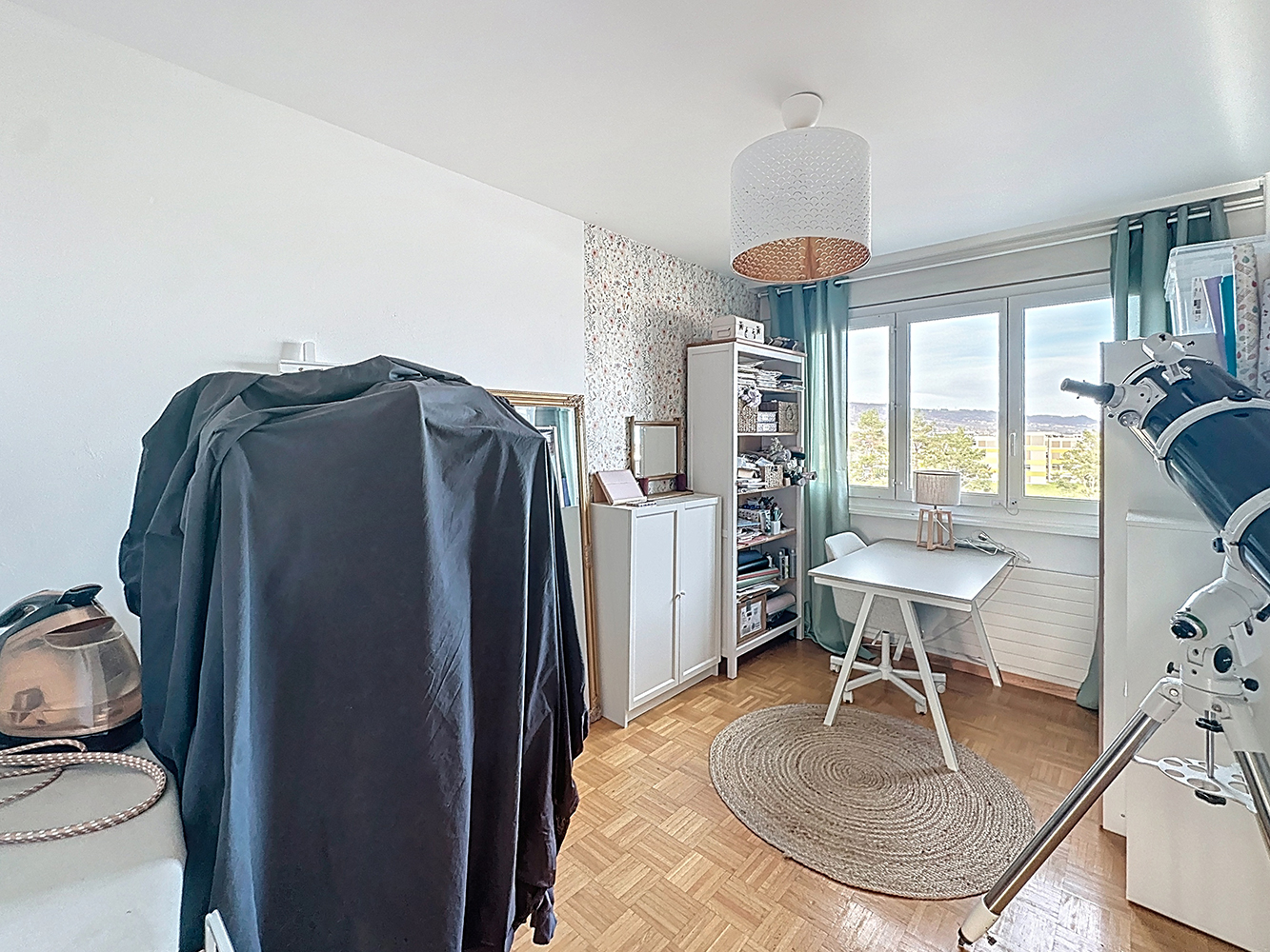 Helles Arbeitszimmer mit Teleskop