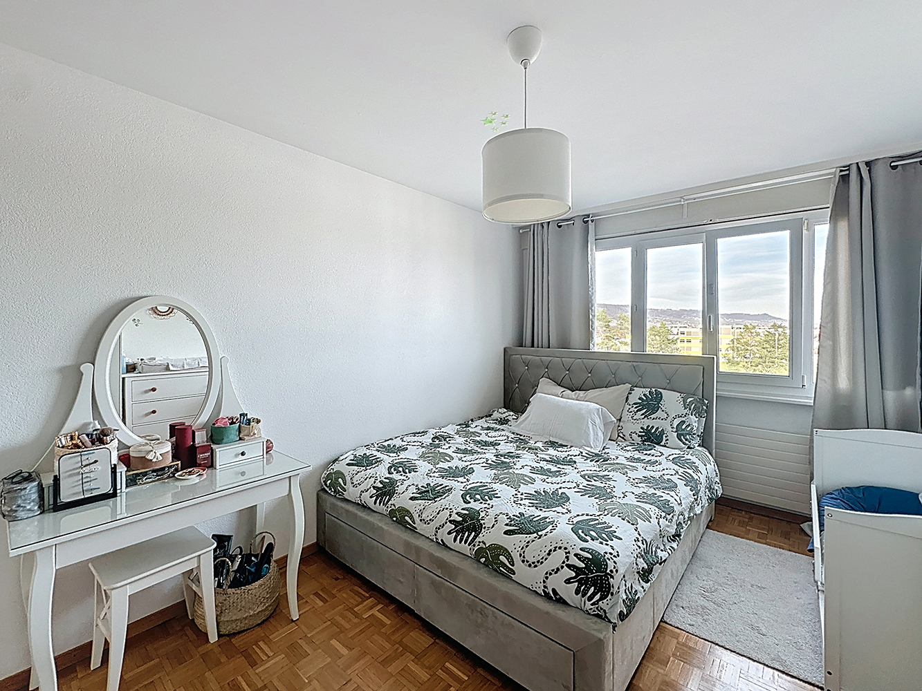 Helles Schlafzimmer mit Doppelbett und Schminktisch