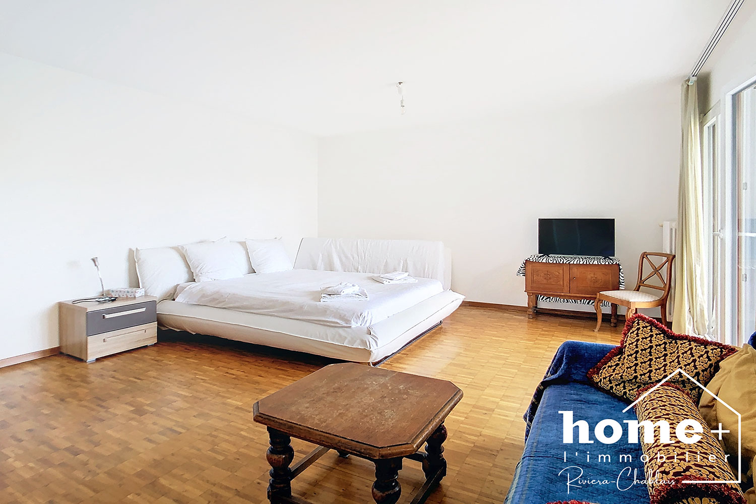 Helles Schlafzimmer mit großem Bett und Sitzbereich