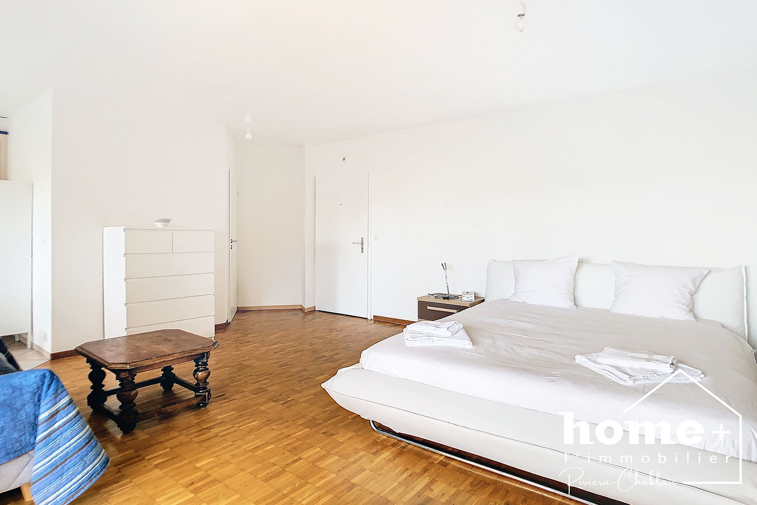 Helles Schlafzimmer mit reduzierter Einrichtung