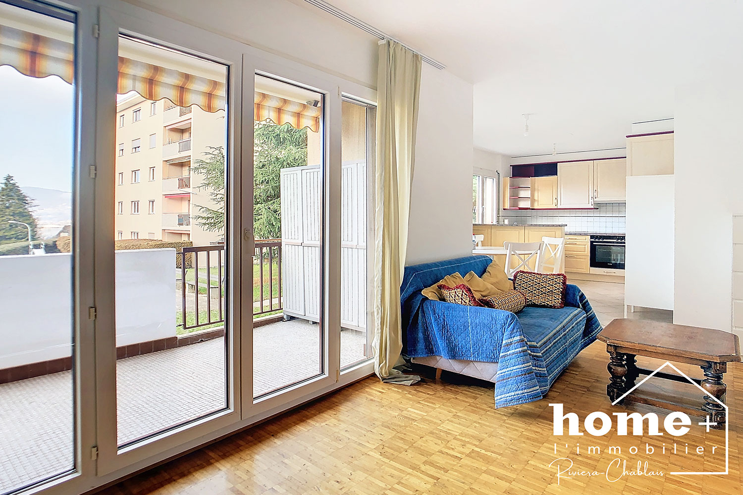 Heller Wohnbereich mit Balkon und offener Küche