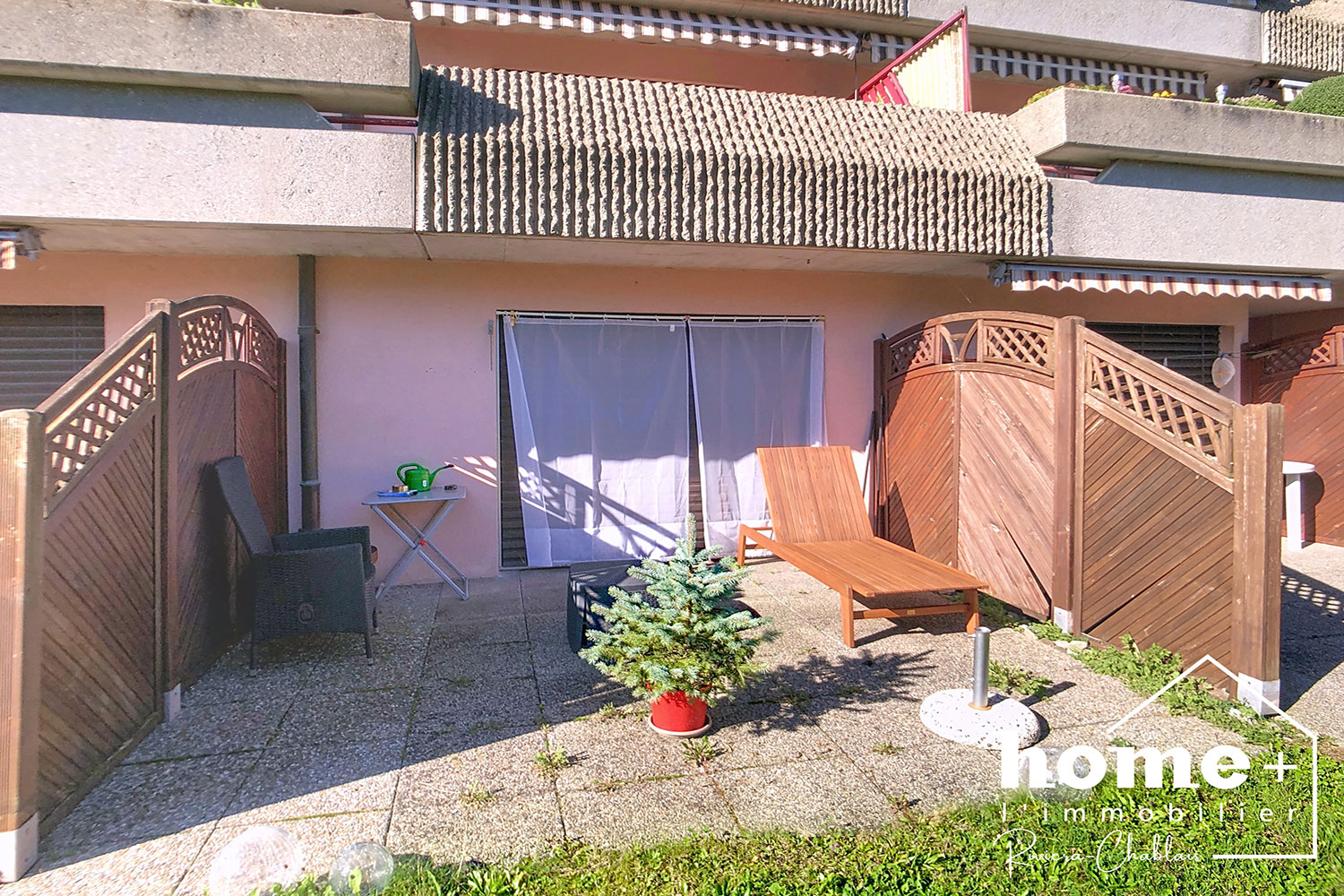 Private Terrasse mit Sitzmöbeln