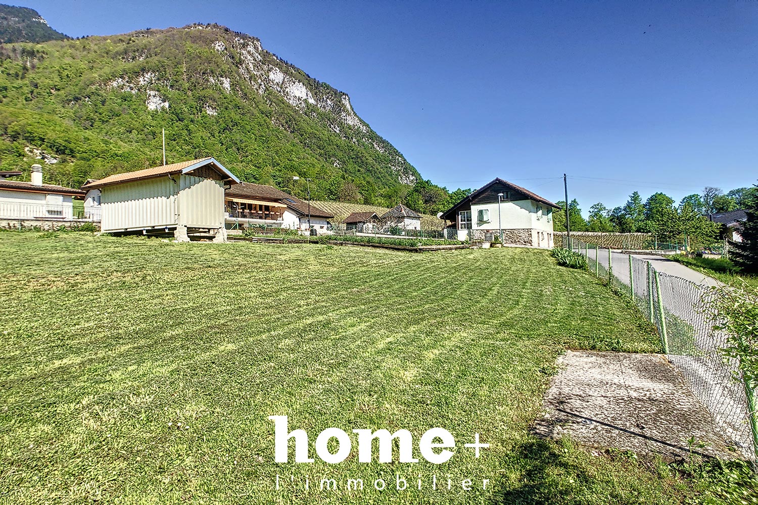 Ländliches Anwesen mit großem Garten und Bergkulisse
