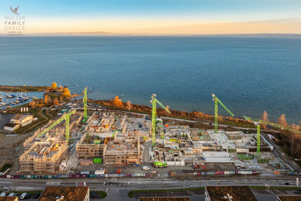 Baustelle am Wasser bei Sonnenuntergang