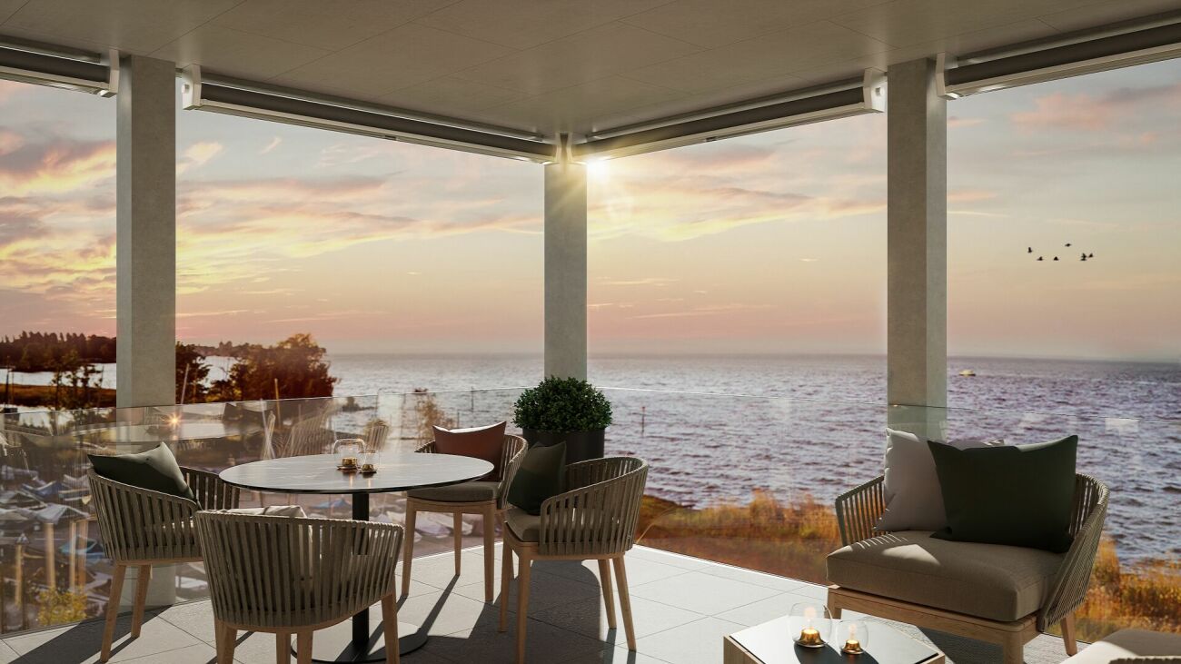 Luxuriöse Terrasse mit Meerblick bei Sonnenuntergang