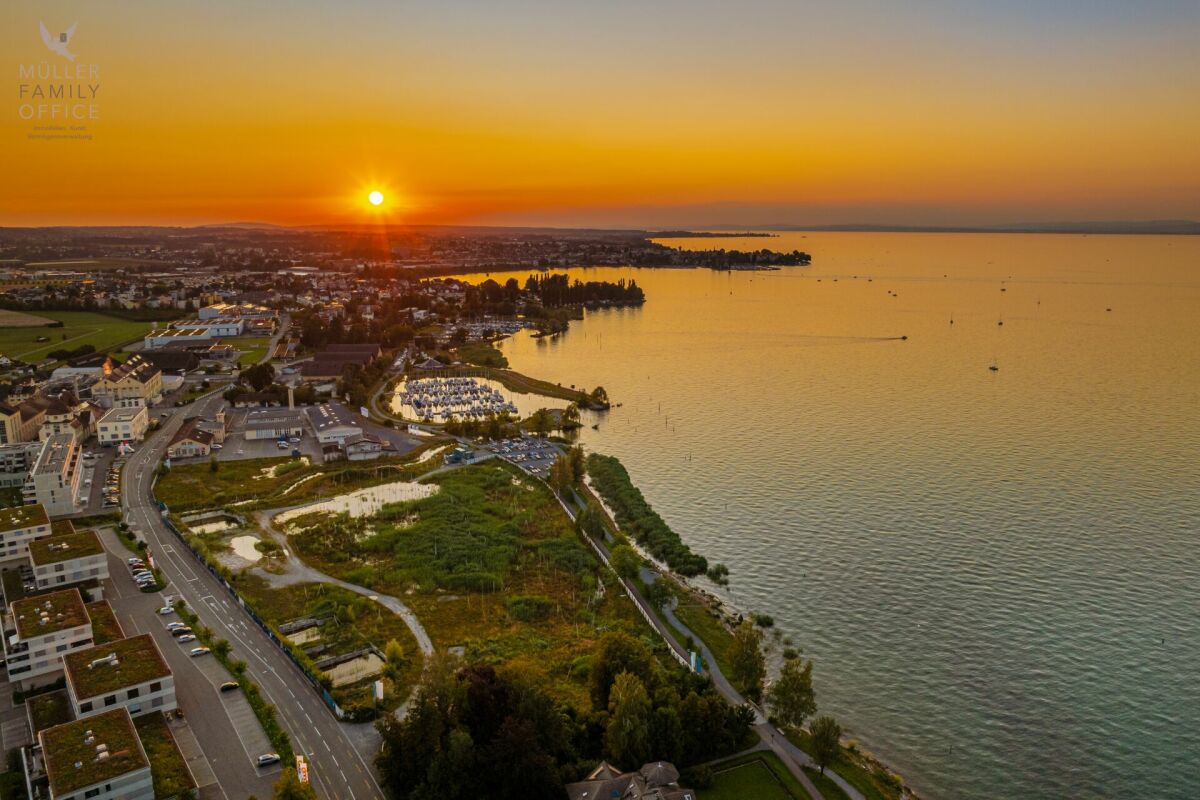 Luftaufnahme einer Küstenstadt bei Sonnenuntergang