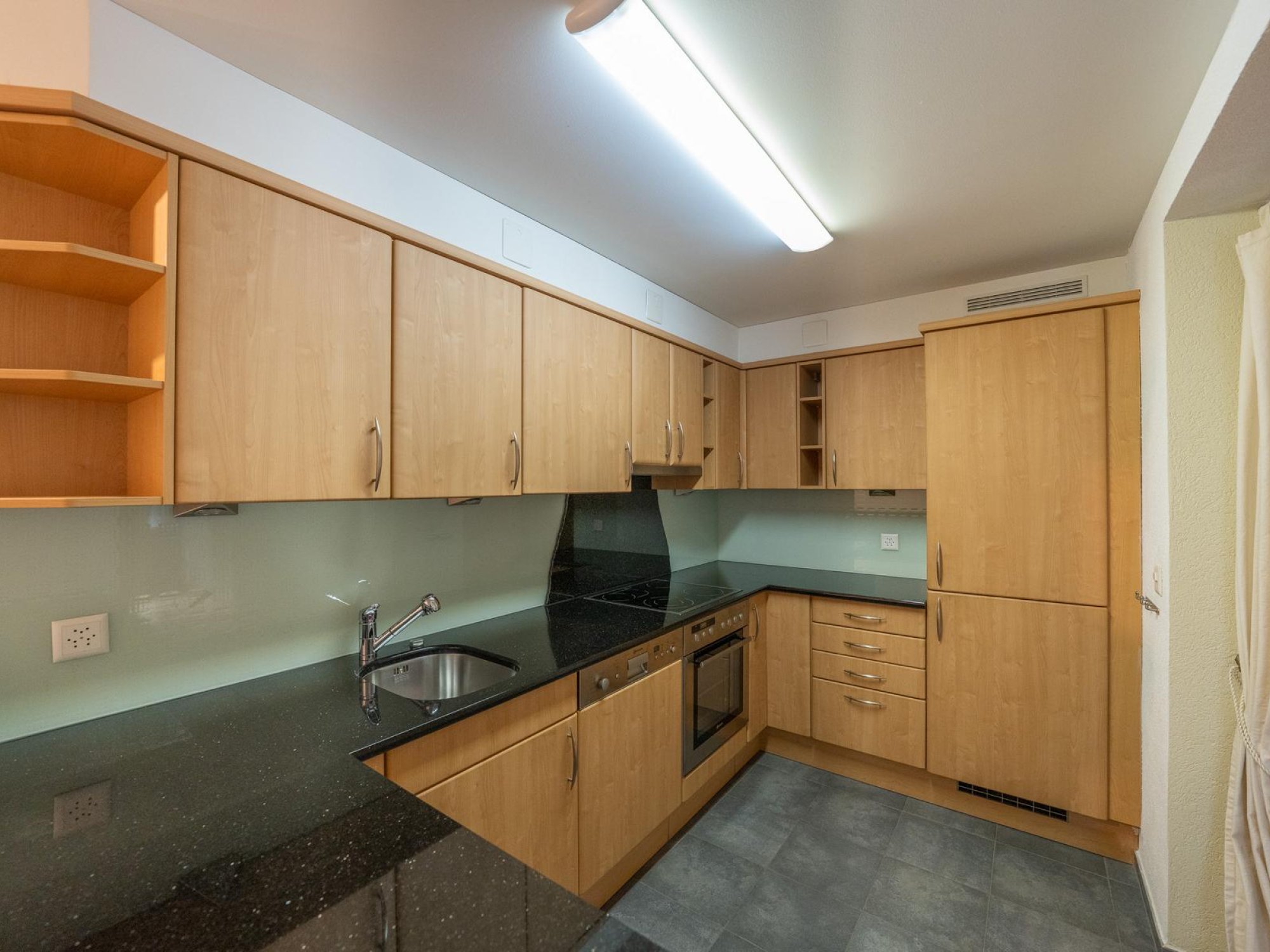 Moderne Einbauküche mit Holzfronten