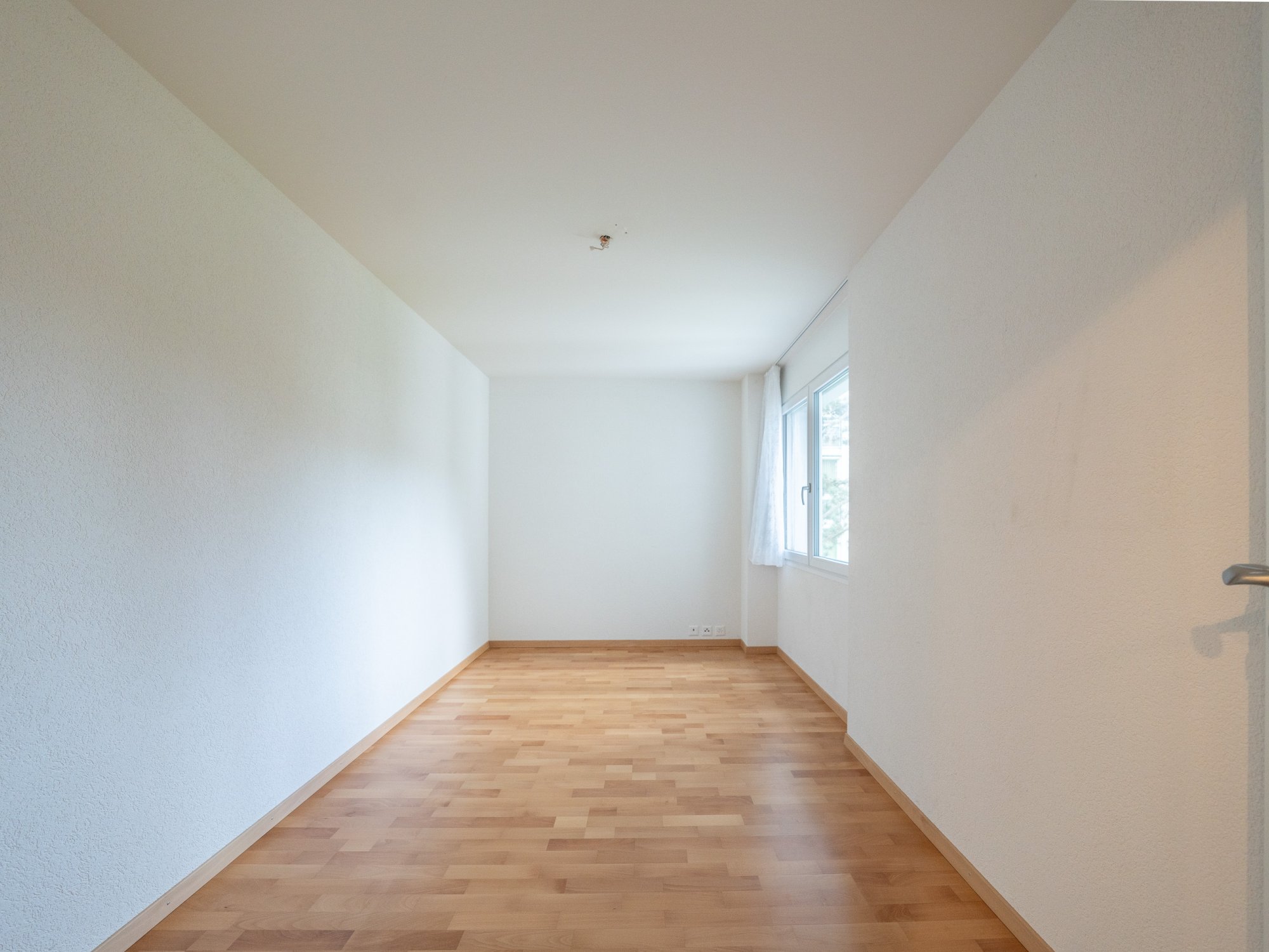 Leerer heller Raum mit Holzfußboden