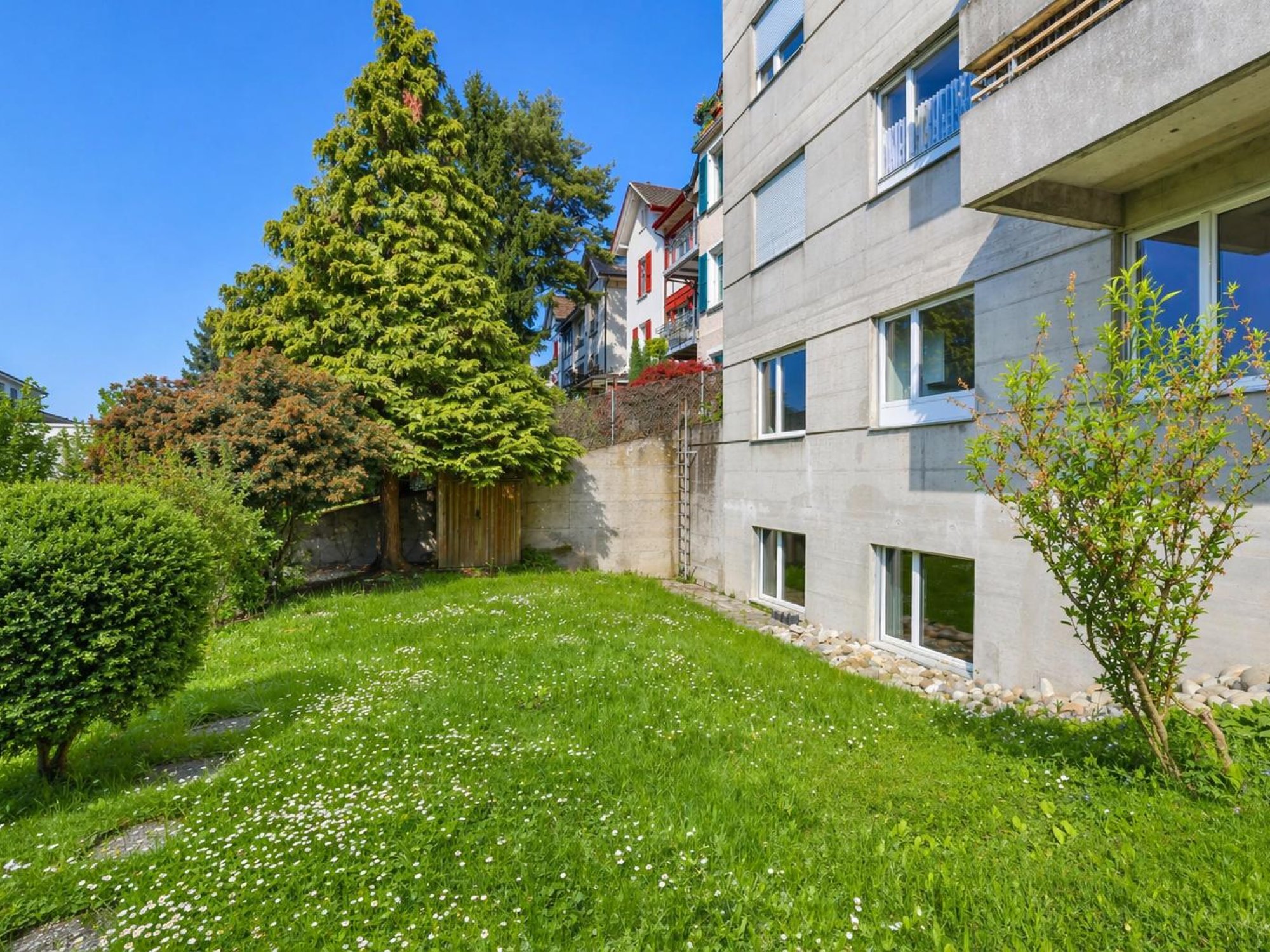 Gartenansicht eines Wohngebäudes