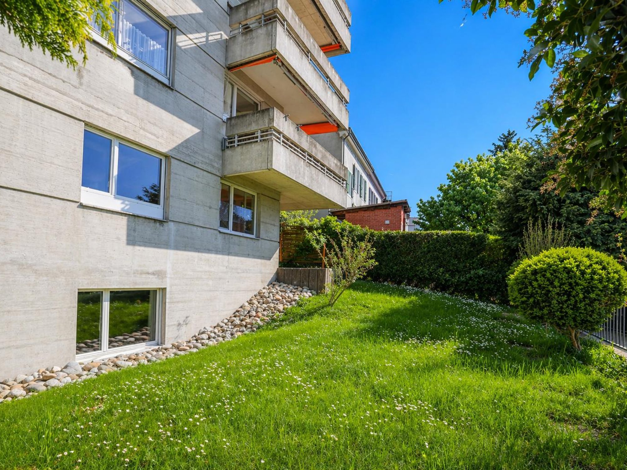 Moderne Wohnanlage mit Garten