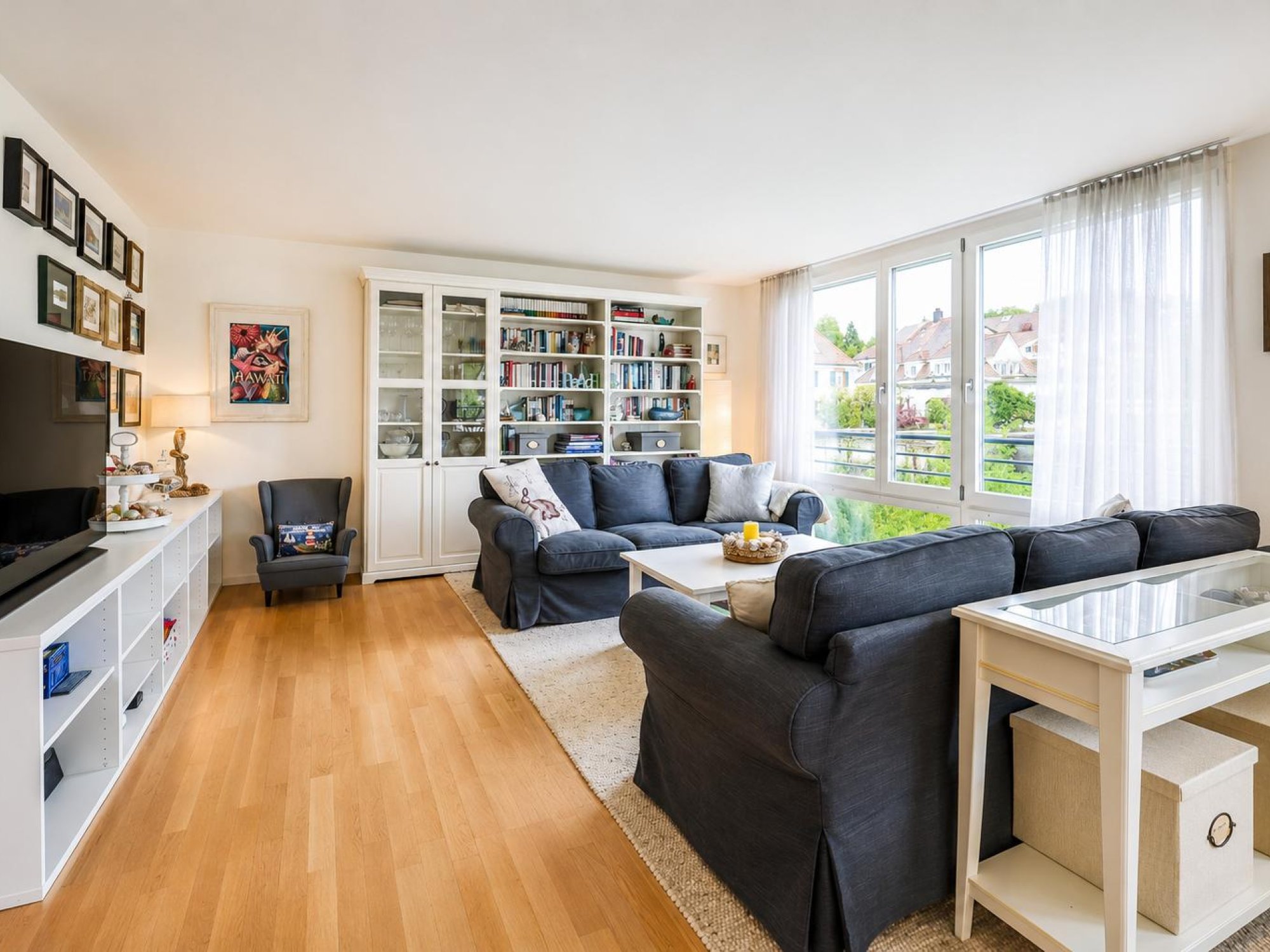 Helles Wohnzimmer mit großer Fensterfront