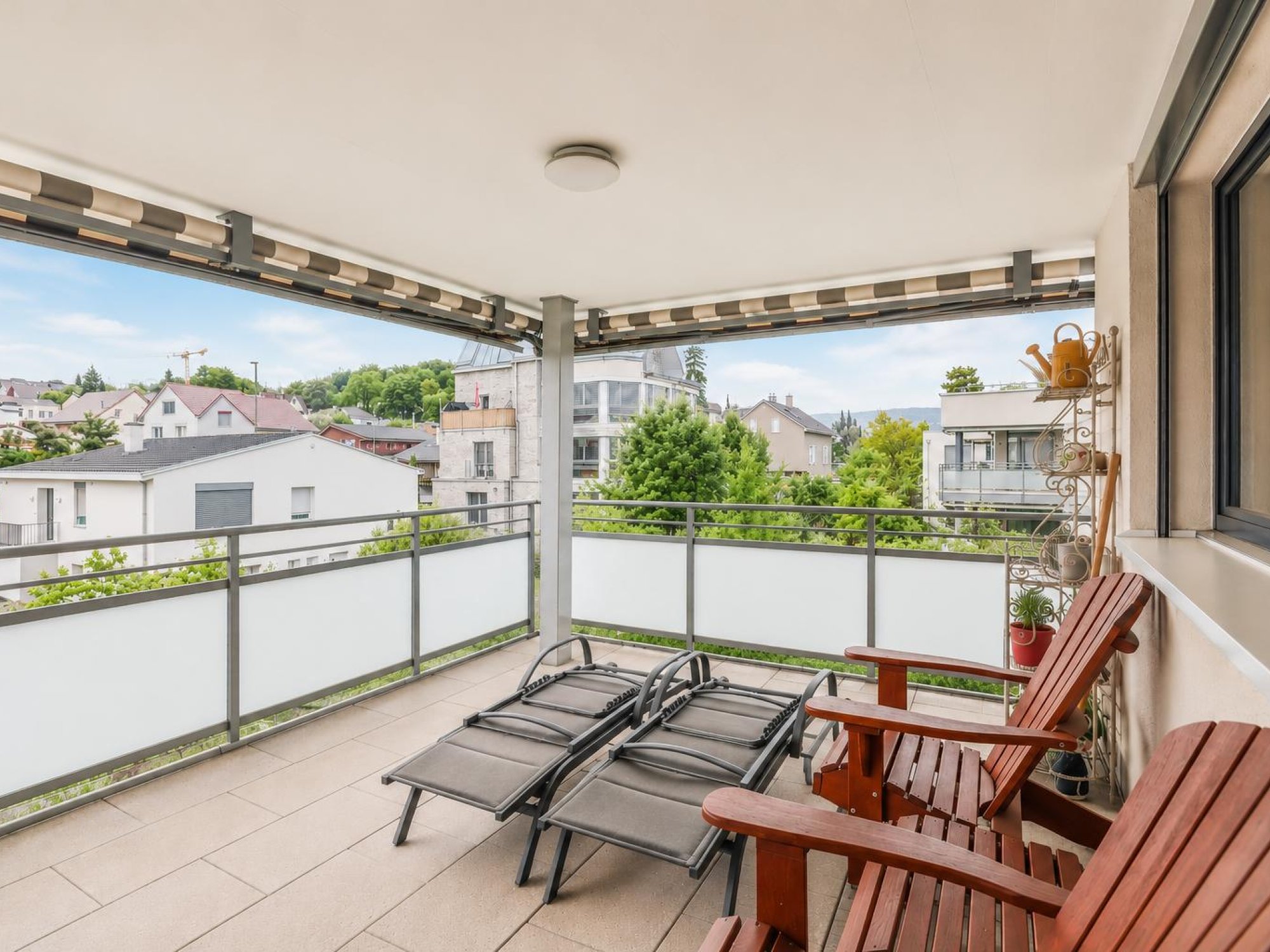 Überdachter Balkon mit Aussicht