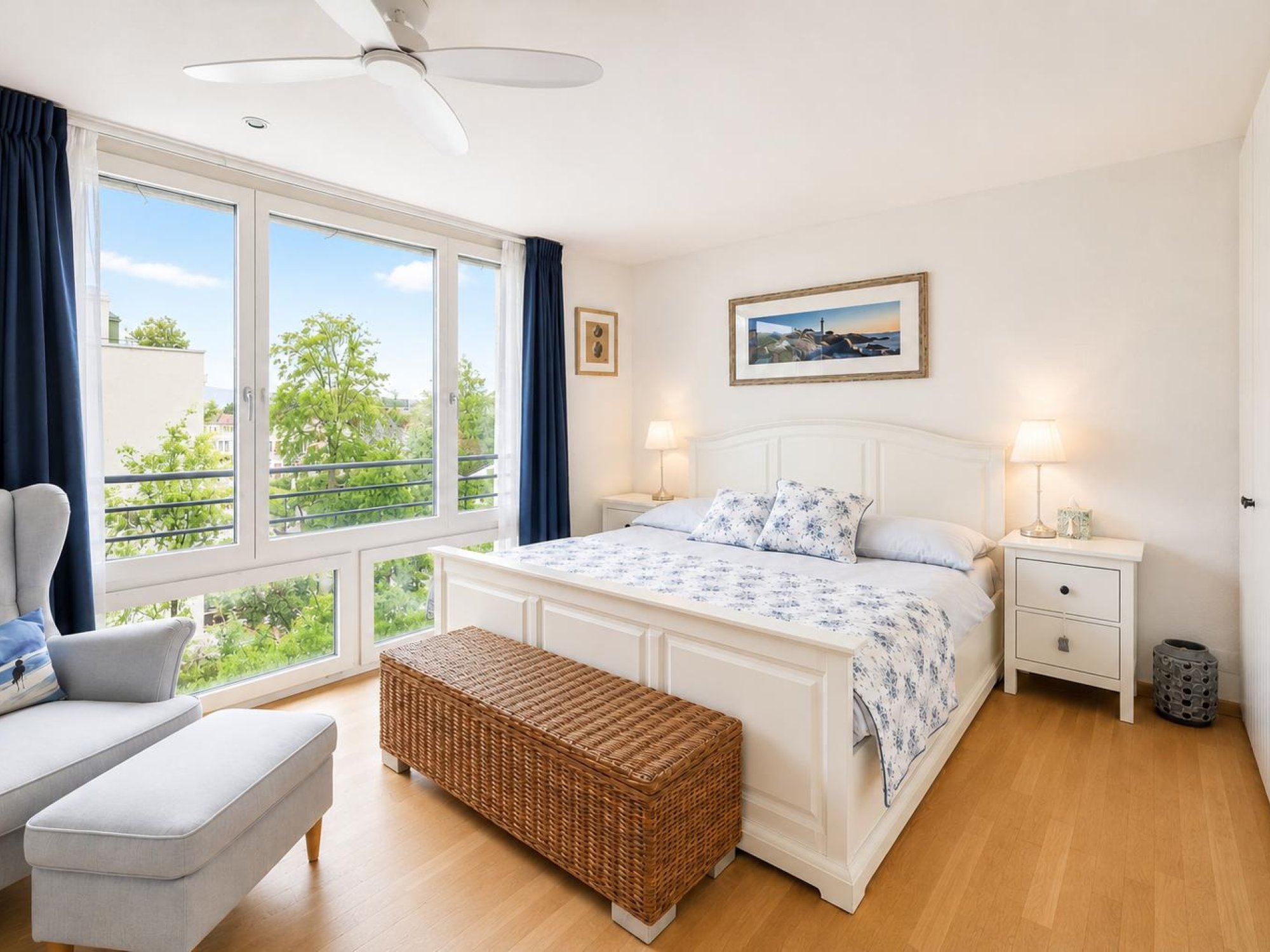 Helles Schlafzimmer mit großem Fensterfront-Blick