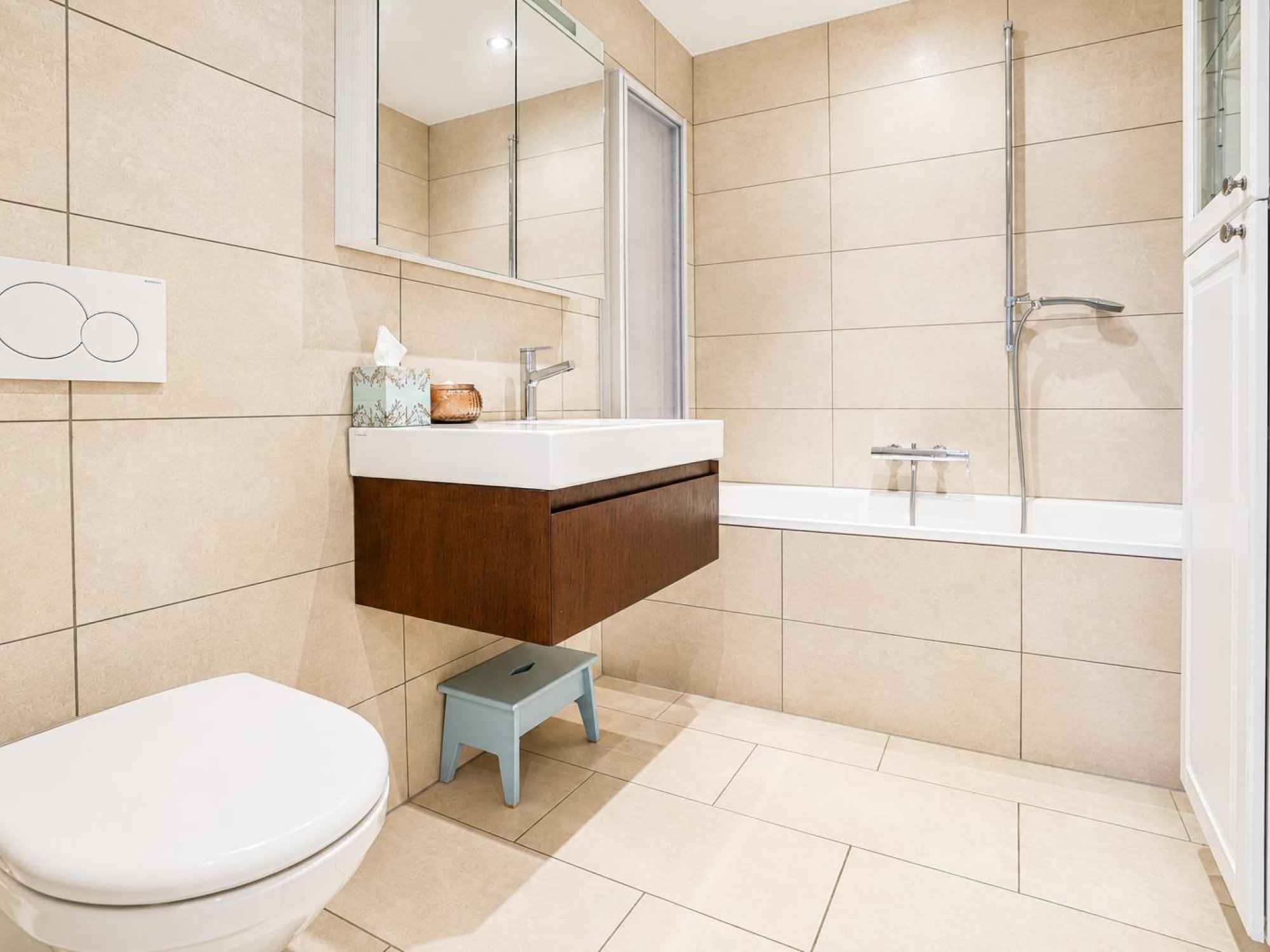 Modernes Badezimmer mit Badewanne und Dusche