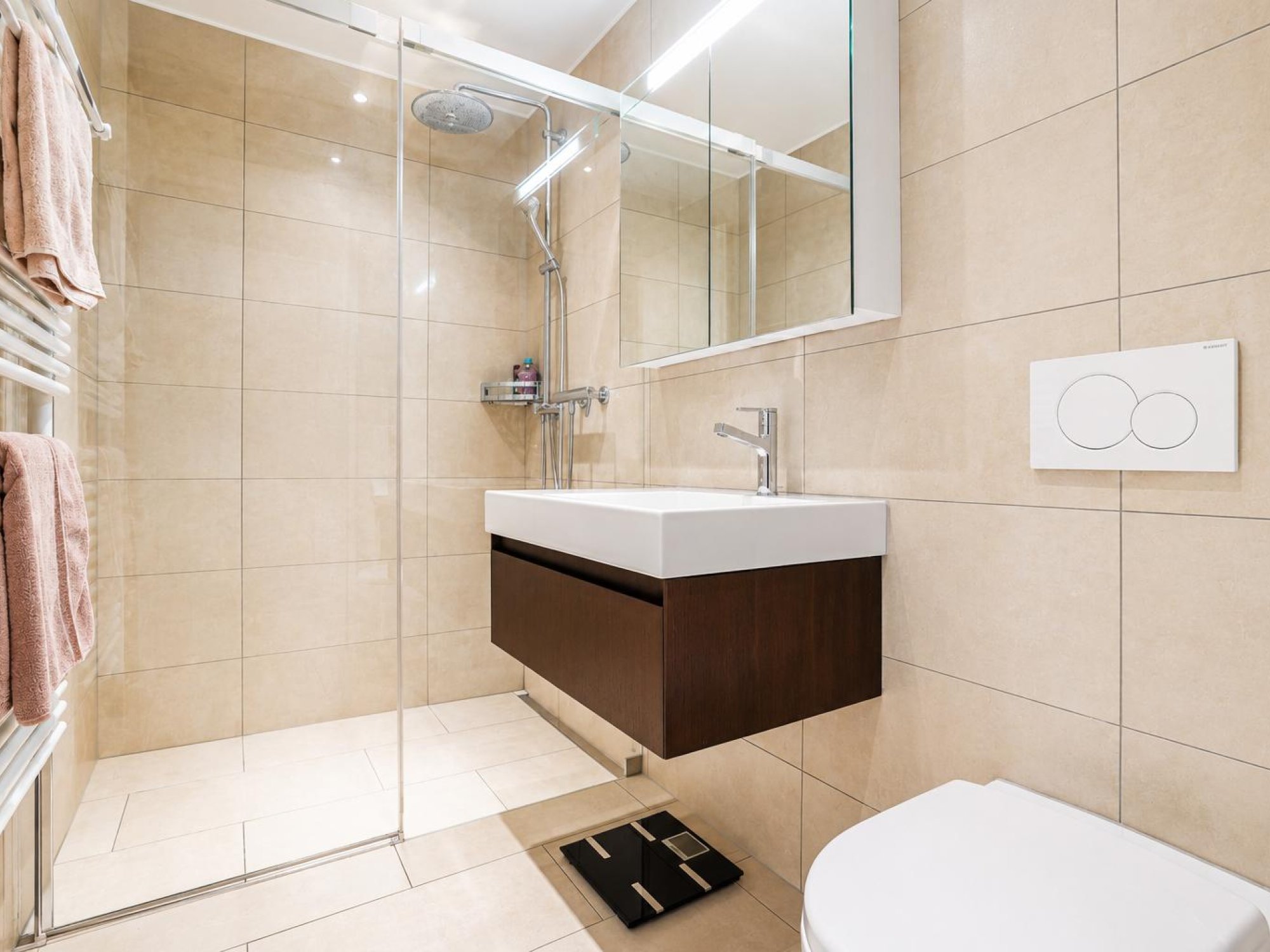 Modernes Badezimmer mit begehbarer Dusche