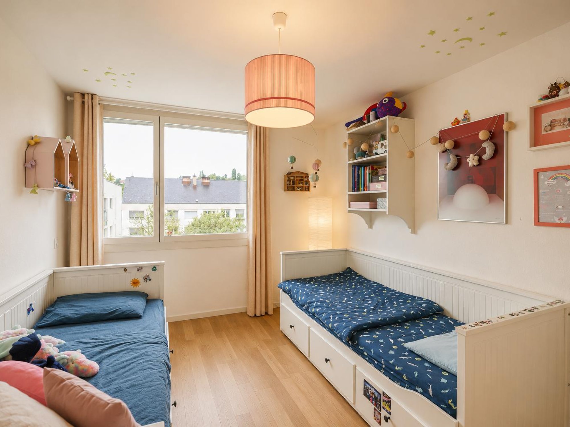 Kinderzimmer mit zwei Einzelbetten