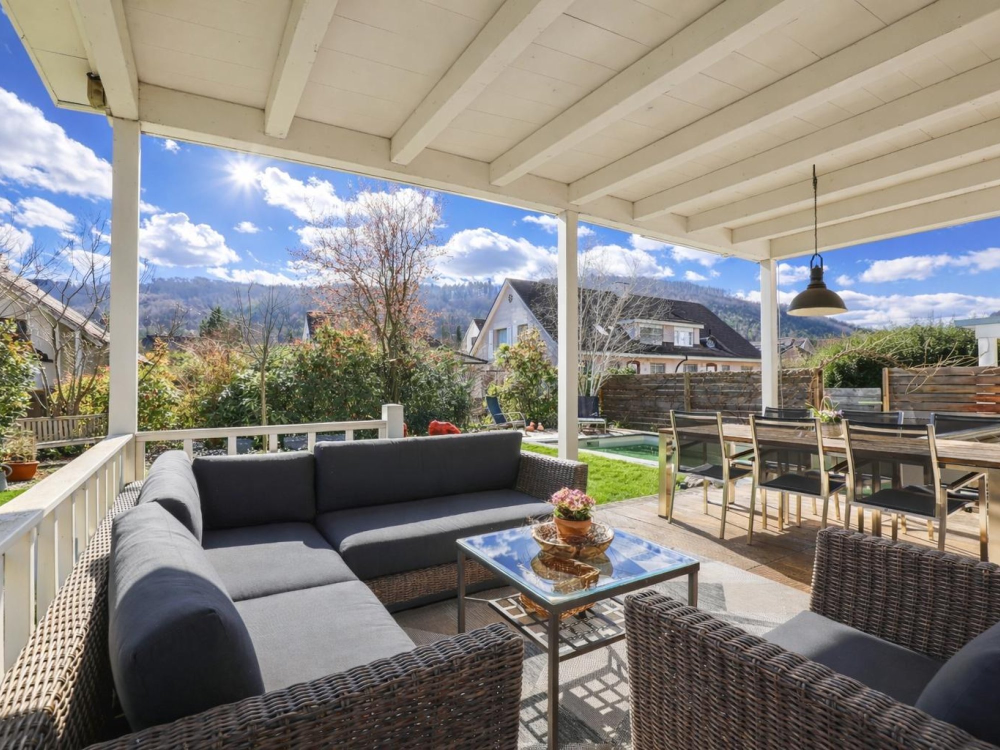 Überdachte Terrasse mit Gartenmöbeln